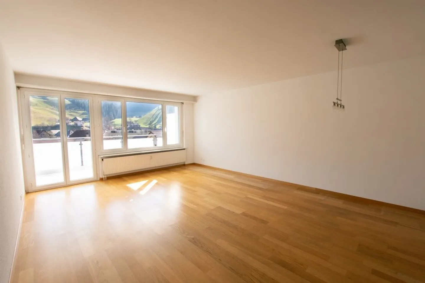 Helle Wohnung mit grossem Balkon - Foto 4 von 6