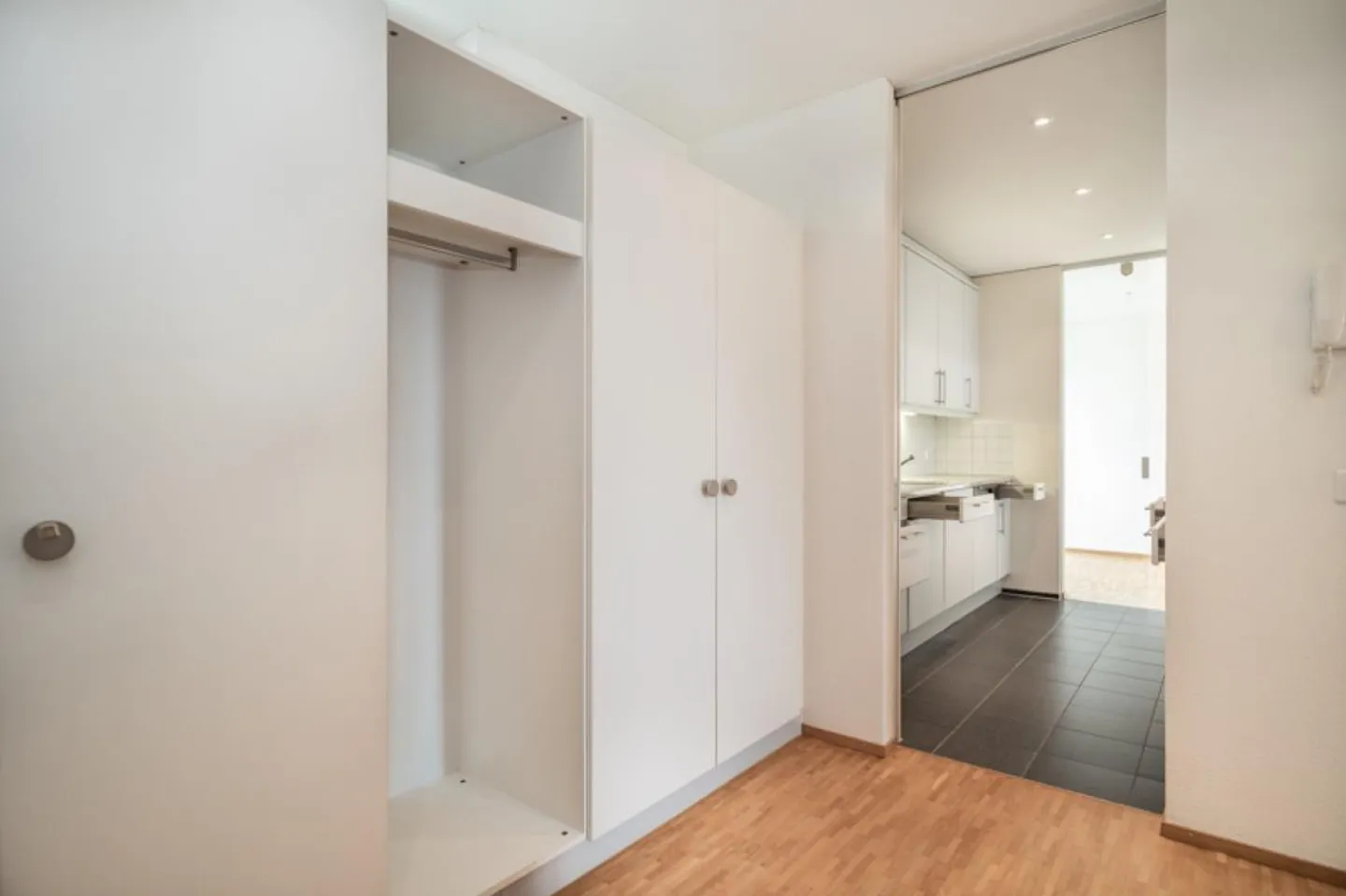 Spacious apartment in a family-friendly environment - Photo 3 of 10