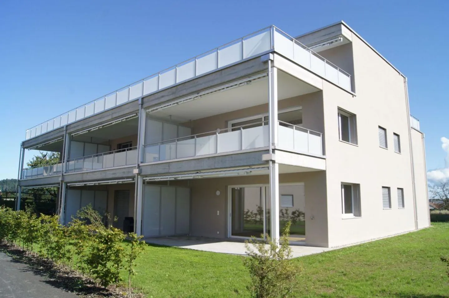 Appartement attrayant de 2,5 pièces au rez-de-chaussée - Photo 1 sur 8