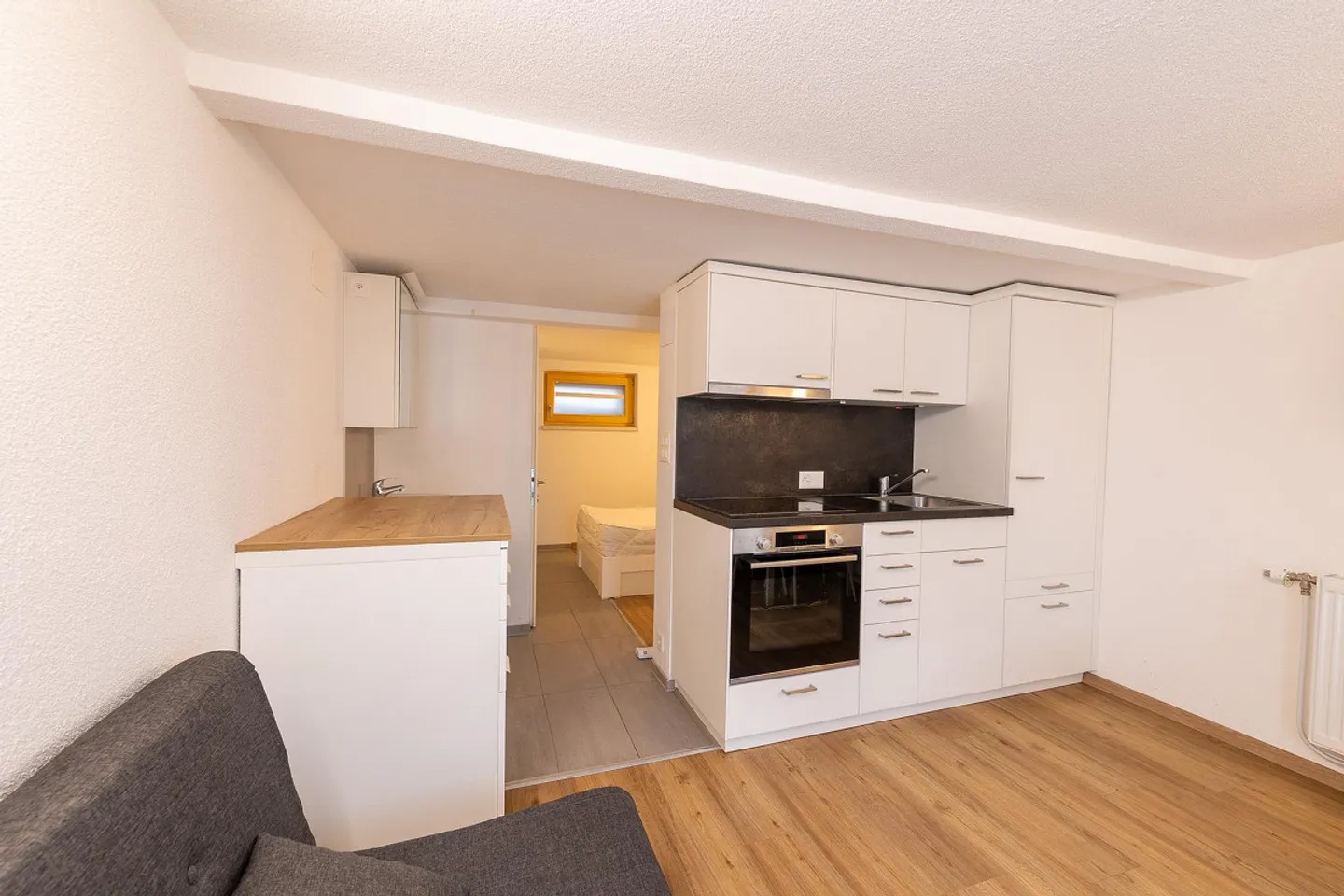 Furnished 1-room apartment with small, cozy seating area - Photo 2 of 11