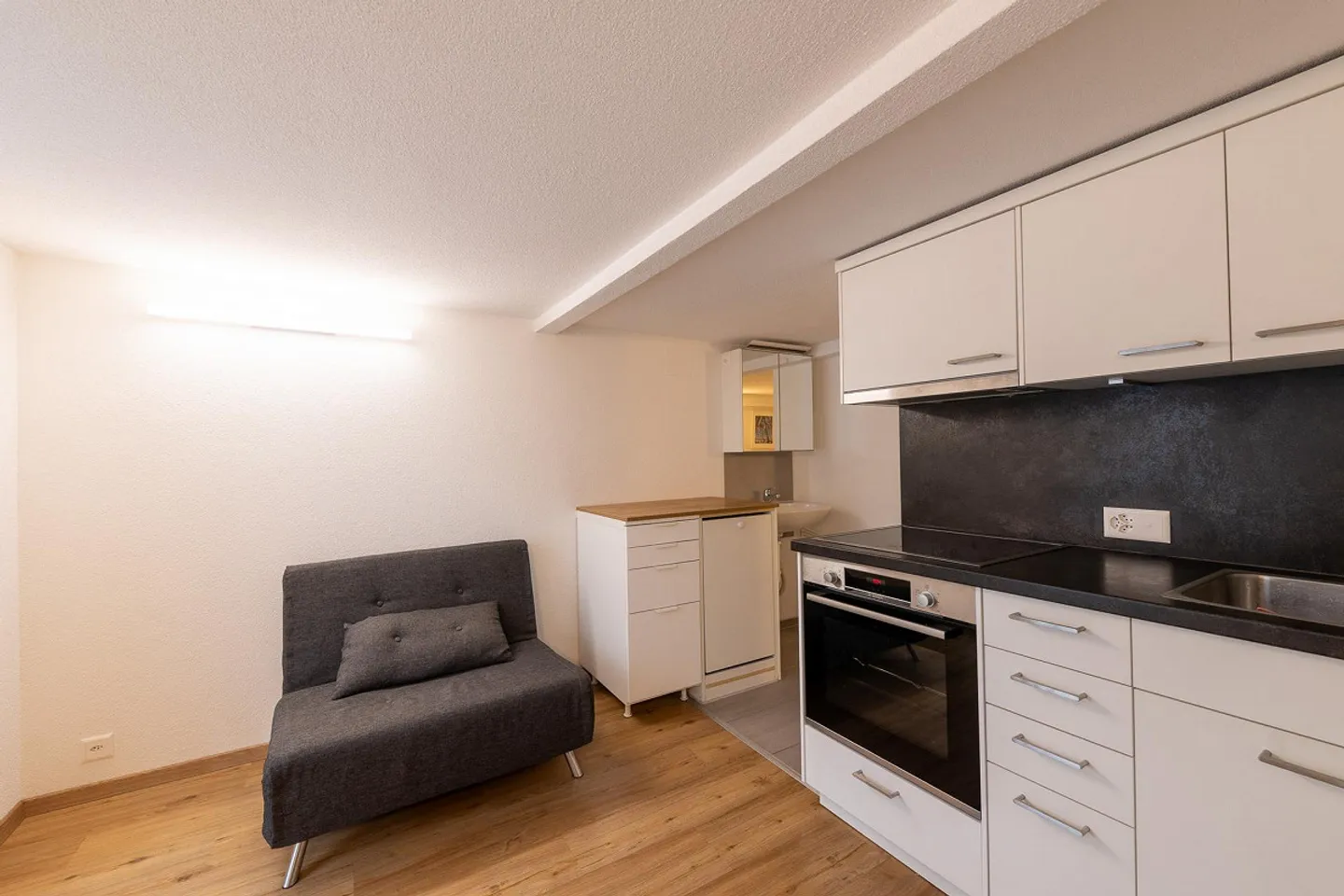 Furnished 1-room apartment with small, cozy seating area - Photo 3 of 11