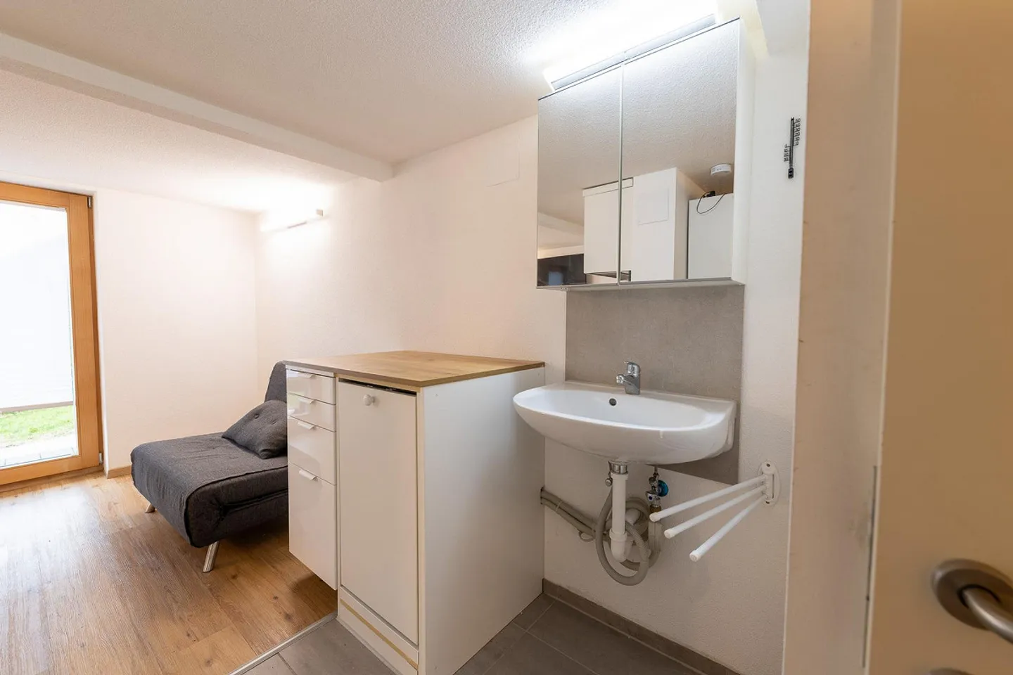 Furnished 1-room apartment with small, cozy seating area - Photo 4 of 11