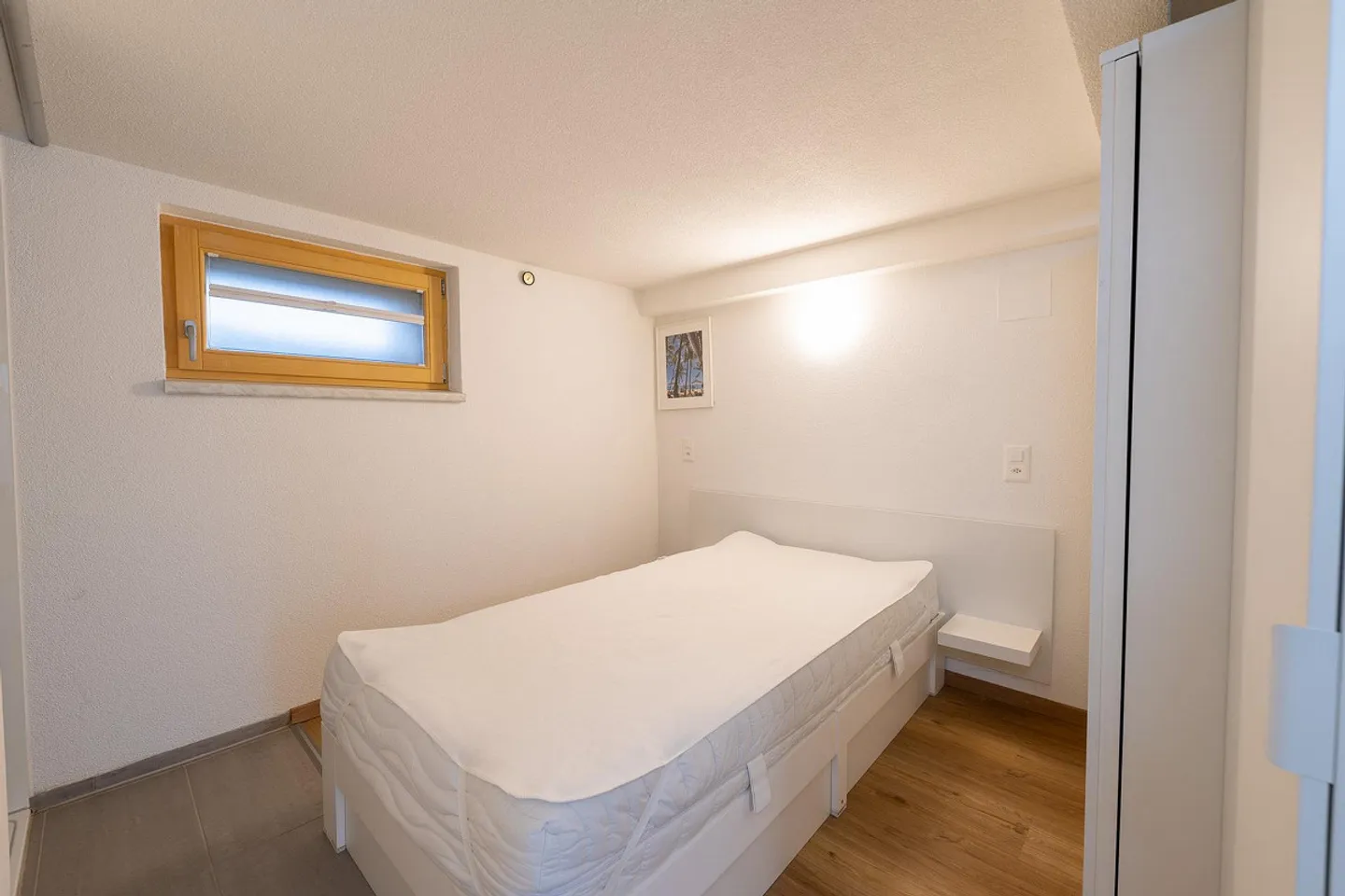 Furnished 1-room apartment with small, cozy seating area - Photo 5 of 11