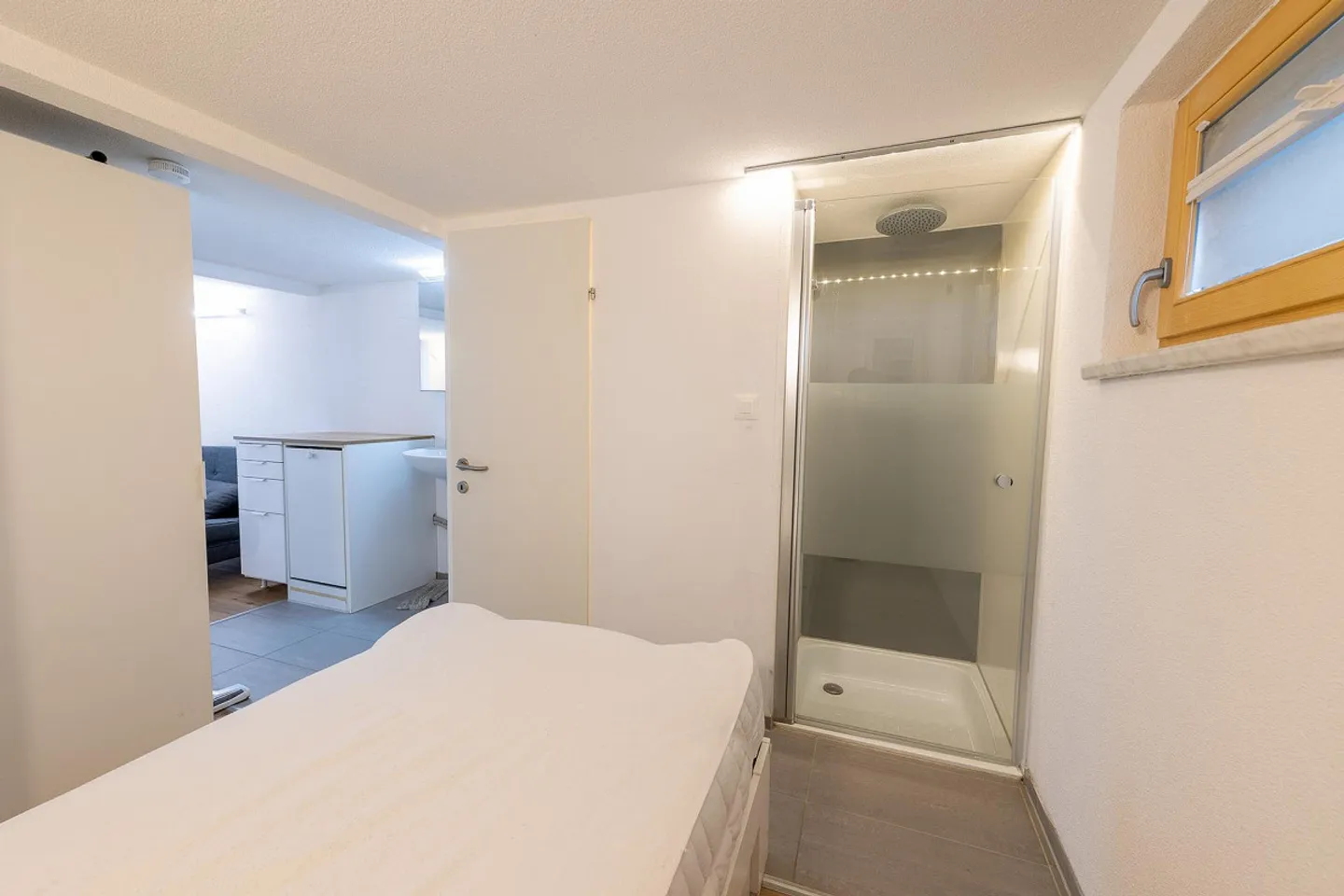 Furnished 1-room apartment with small, cozy seating area - Photo 6 of 11