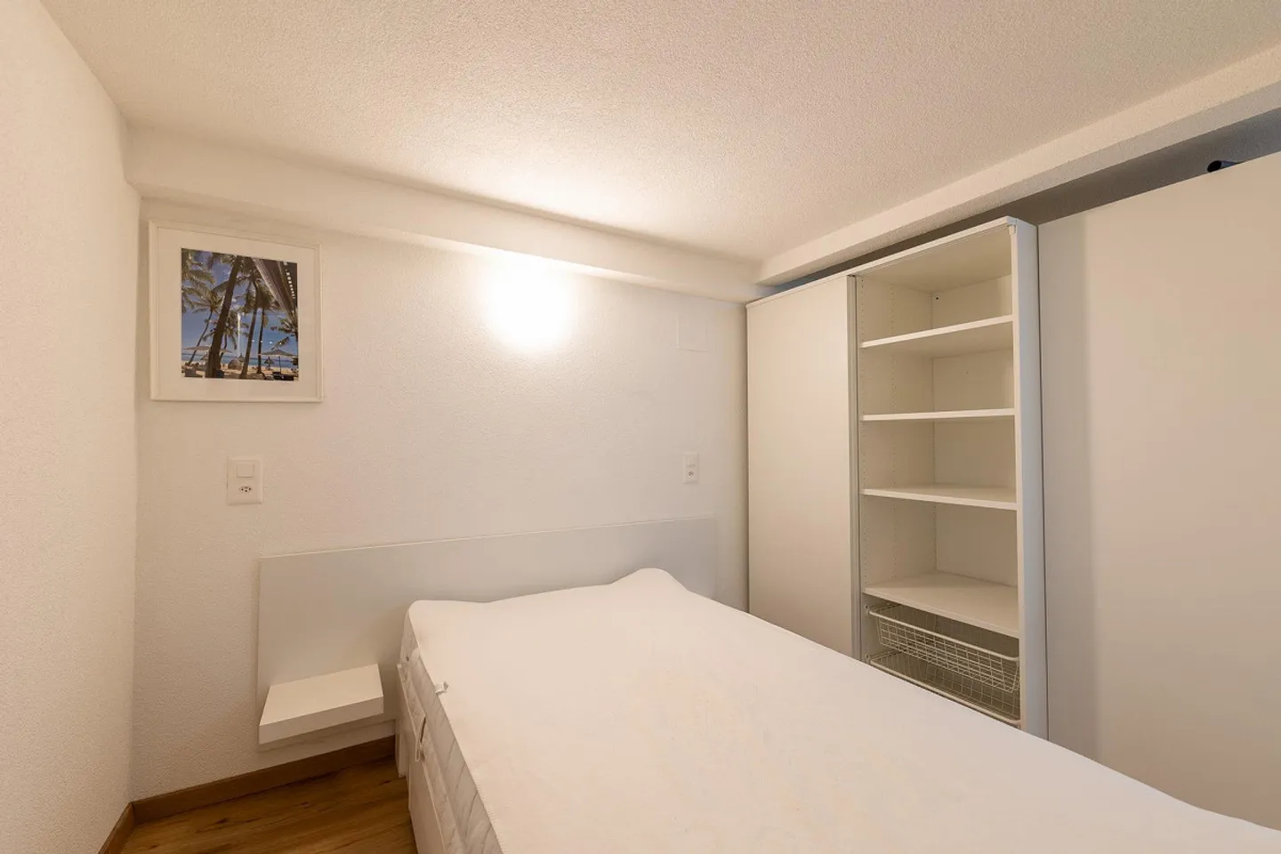 Furnished 1-room apartment with small, cozy seating area - Photo 7 of 11