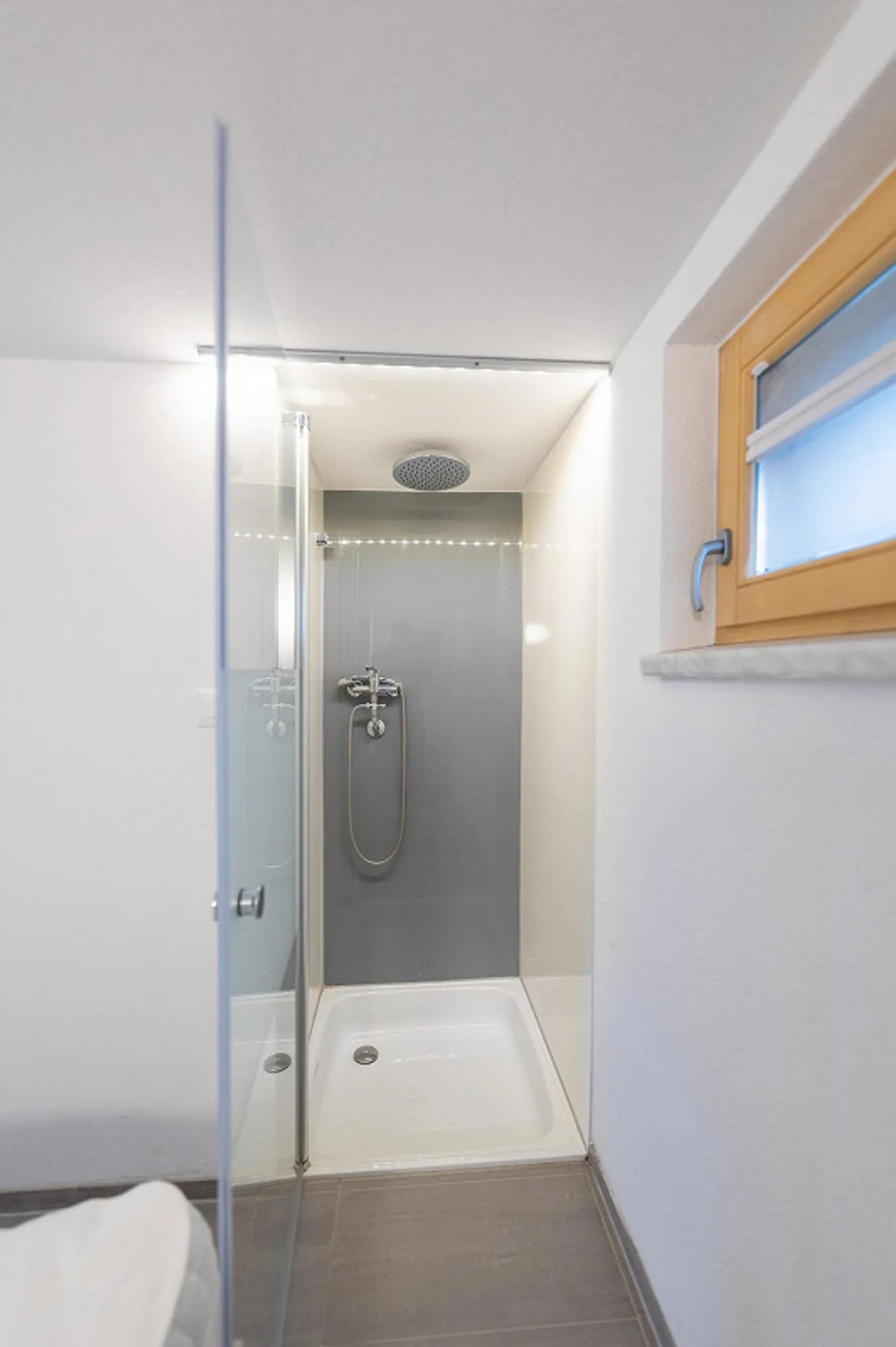 Furnished 1-room apartment with small, cozy seating area - Photo 8 of 11