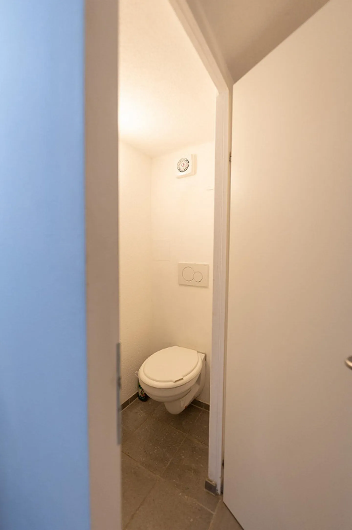 Furnished 1-room apartment with small, cozy seating area - Photo 9 of 11