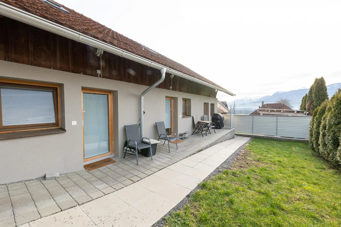 Furnished 1-room apartment with small, cozy seating area - Photo 10 of 11