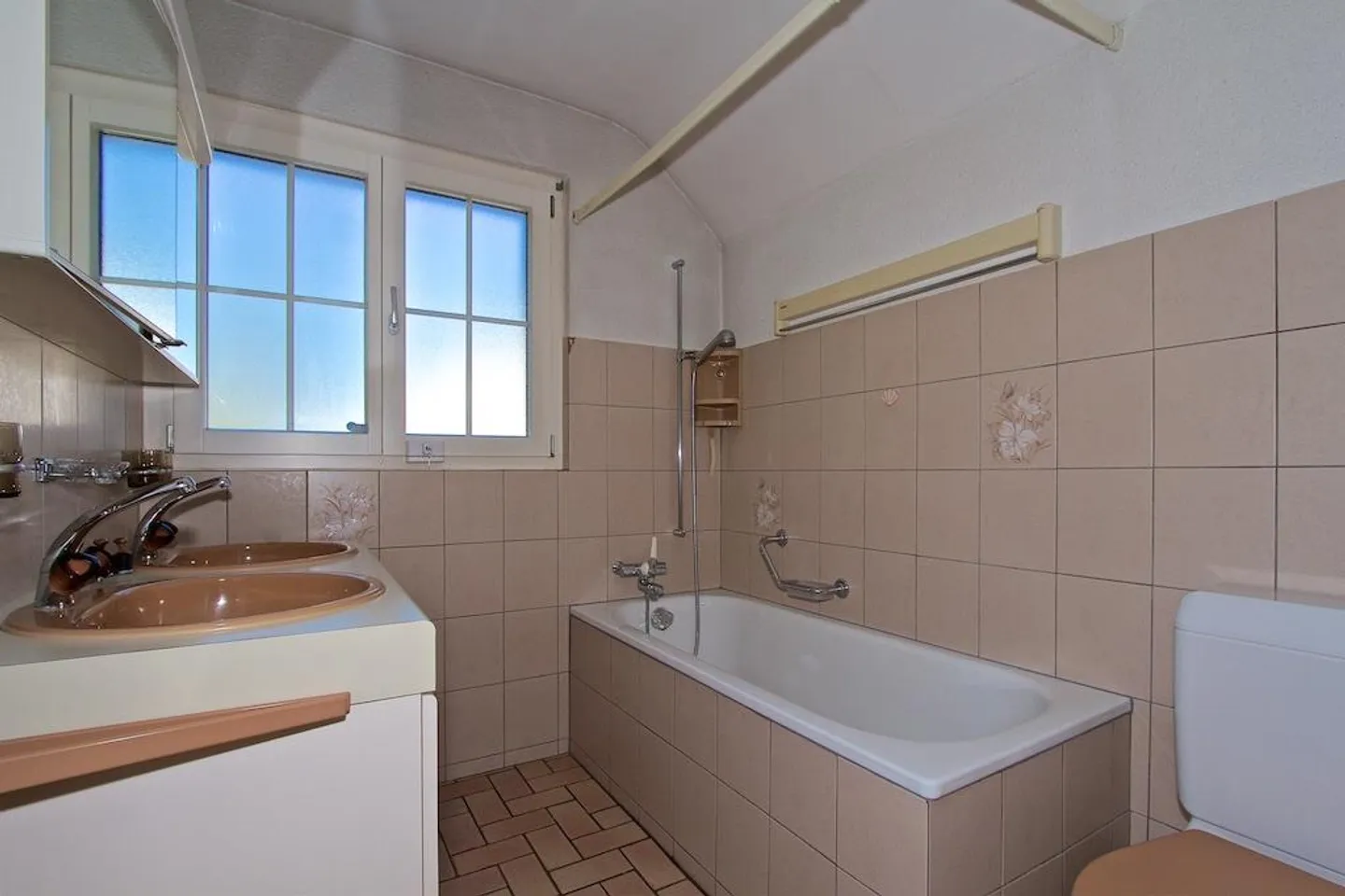 Living in Bern, single-family house with high renovation needs - Photo 15 of 15