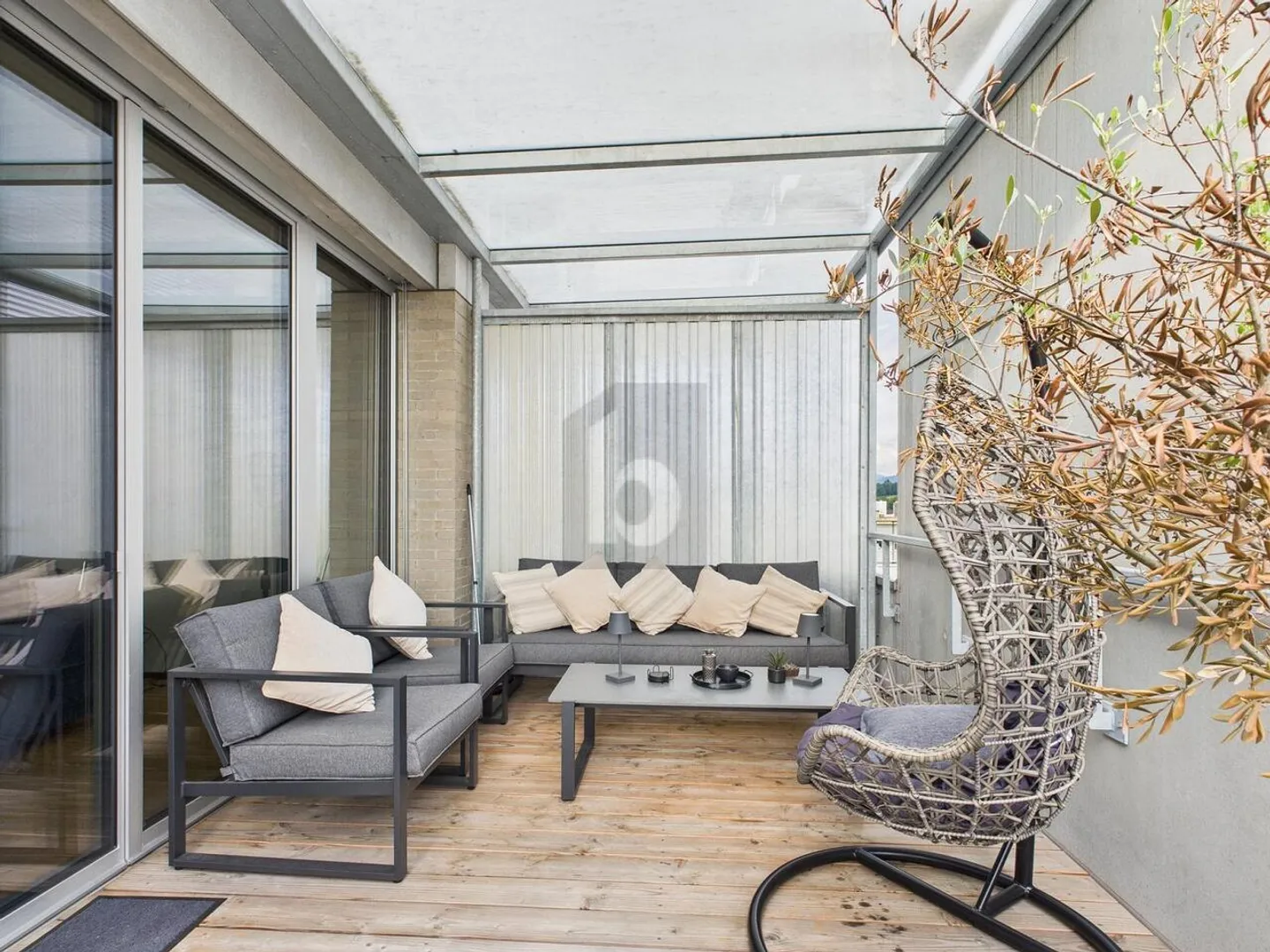 MEUBLÉ AVEC GRANDE TERRASSE - Photo 3 sur 6