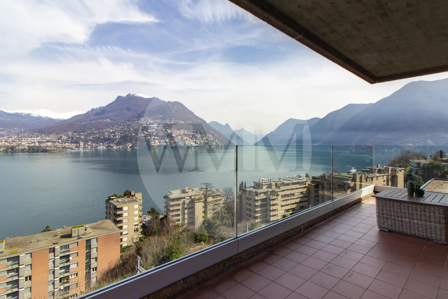 Penthouse with terrace and breathtaking lake view - Photo 1 of 10