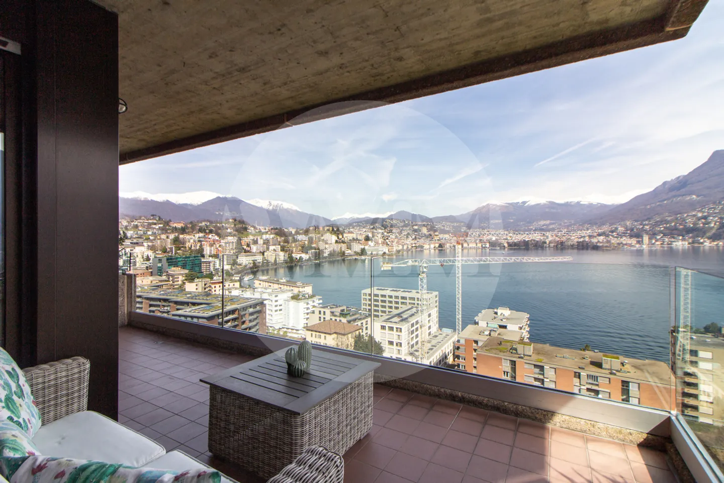 Penthouse with terrace and breathtaking lake view - Photo 2 of 10