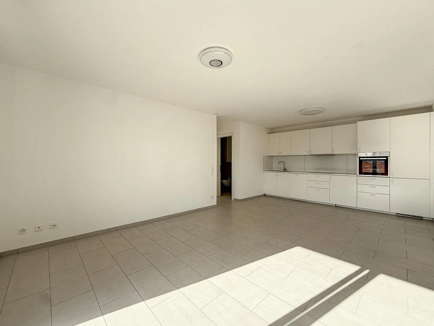 Modernes 2,5-Zimmer-Apartment mit Garten in Vernate - Foto 2 von 6