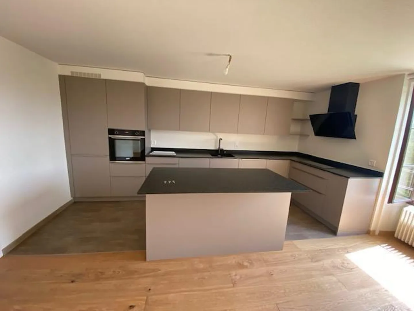 Très bel appartement en attique moderne avec 5 pièces et jardin à Avusy - Photo 3 sur 13