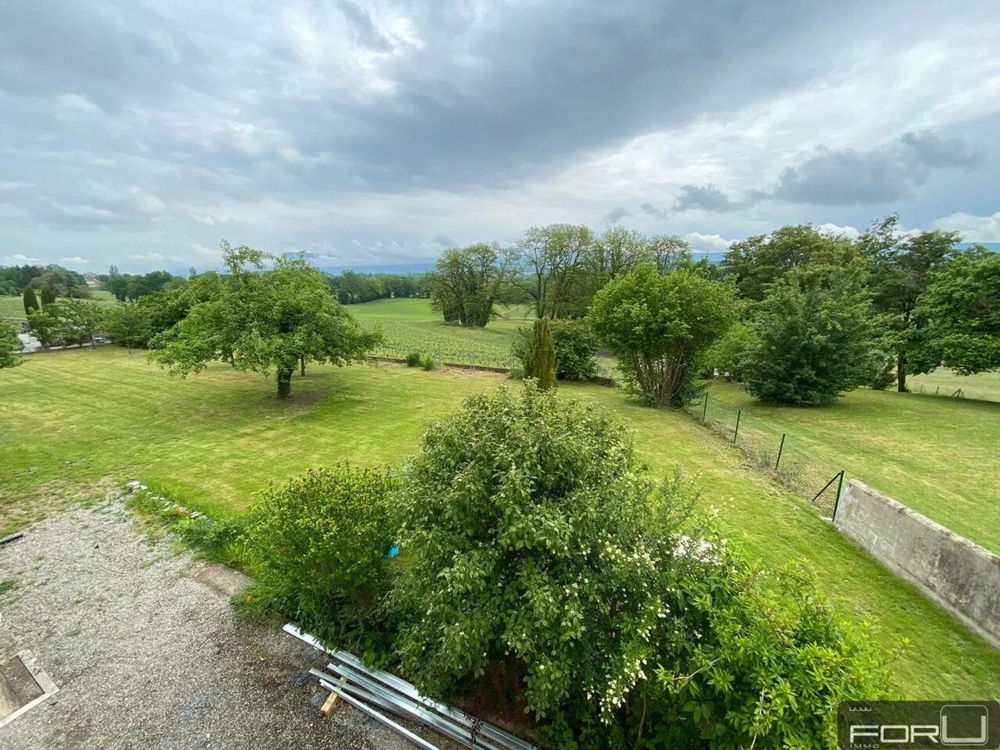 Très bel appartement en attique moderne avec 5 pièces et jardin à Avusy - Photo 1 sur 13