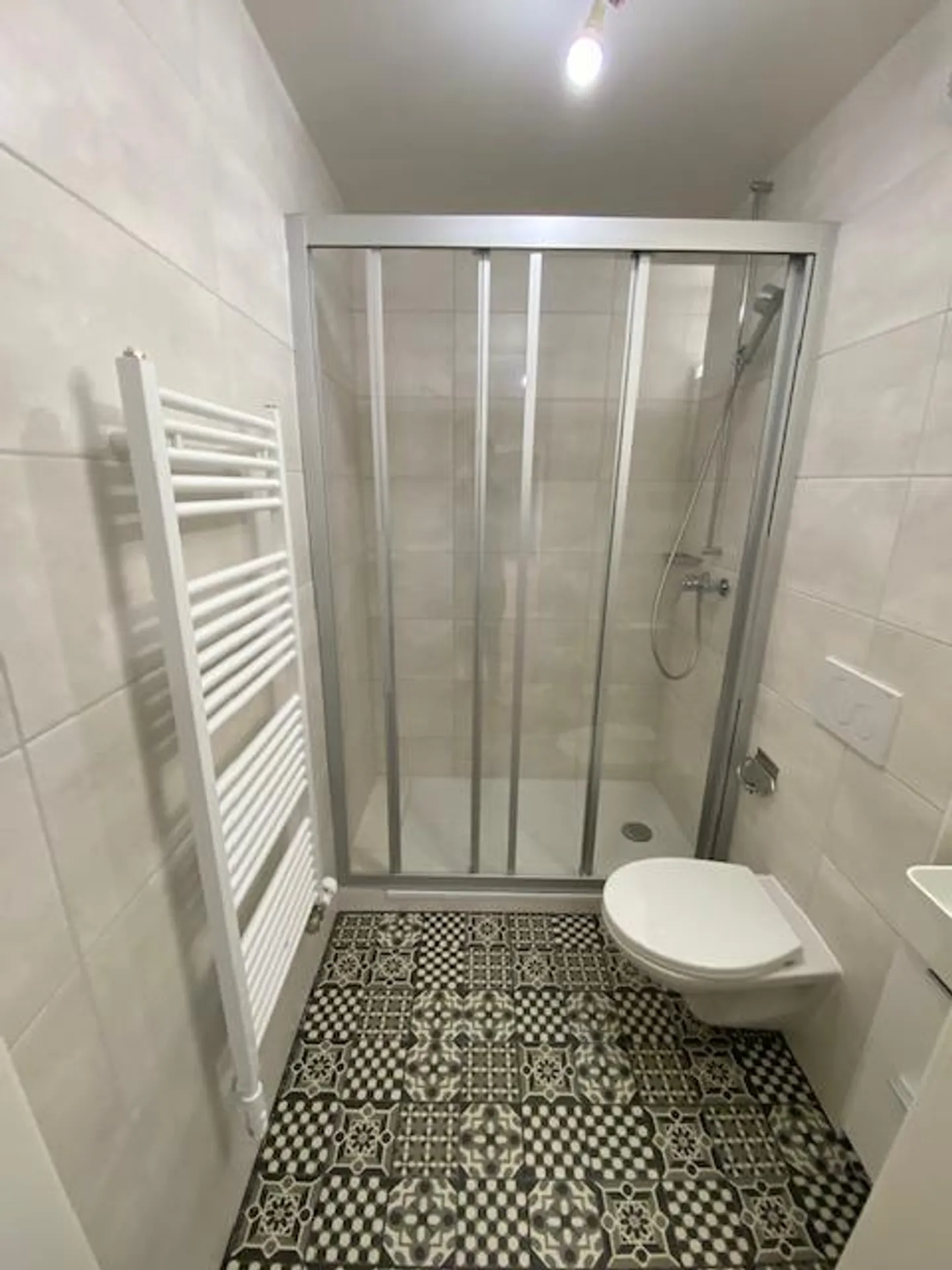 Très bel appartement en attique moderne avec 5 pièces et jardin à Avusy - Photo 11 sur 13