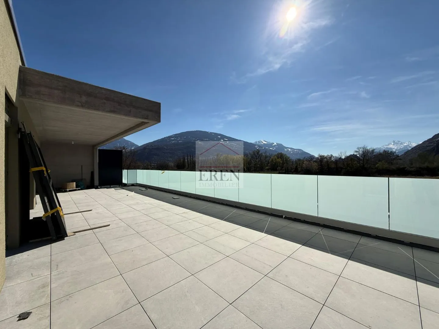 Attique spacieux avec terrasse - Photo 2 sur 13