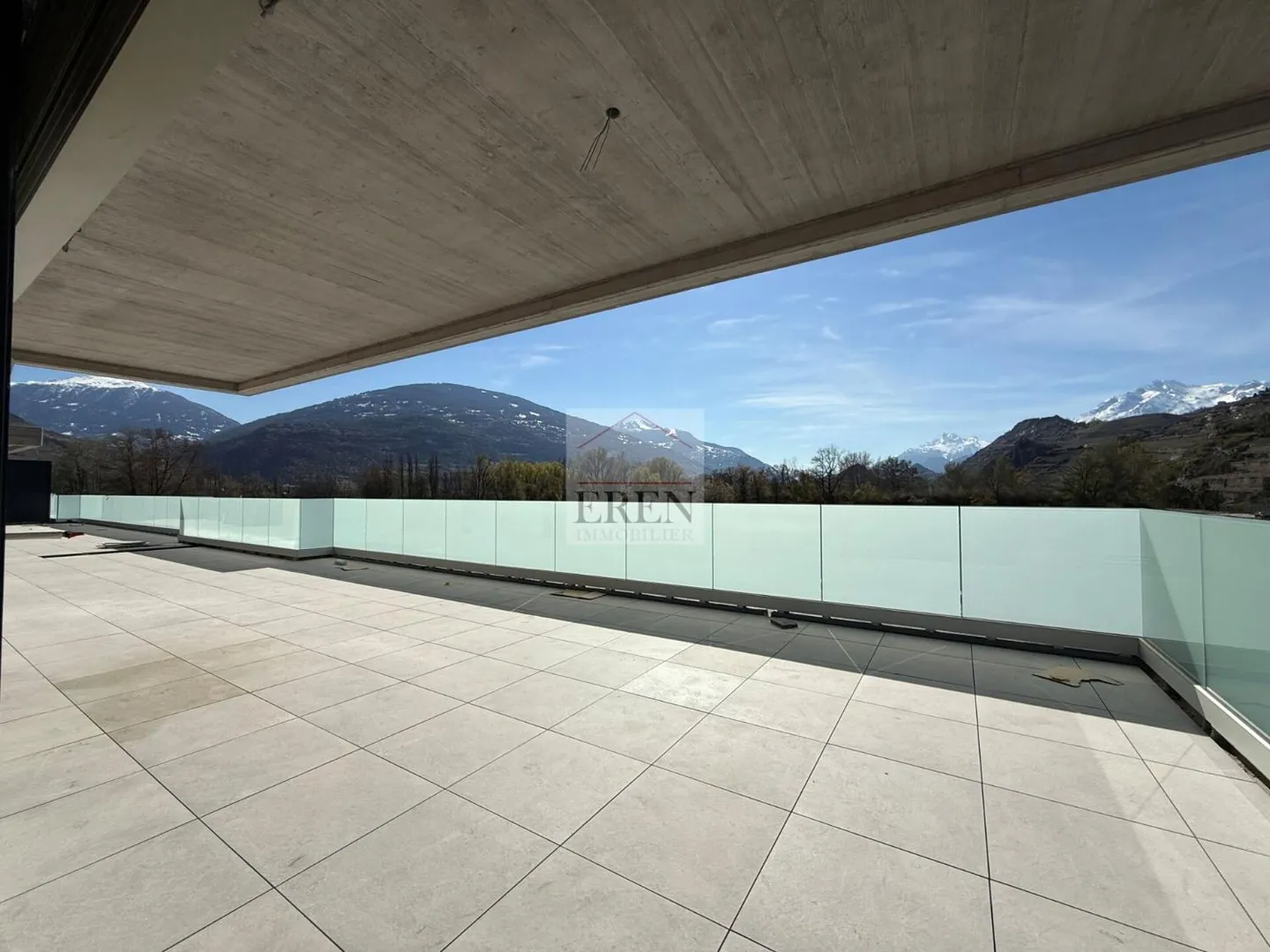 Attique spacieux avec terrasse - Photo 10 sur 13