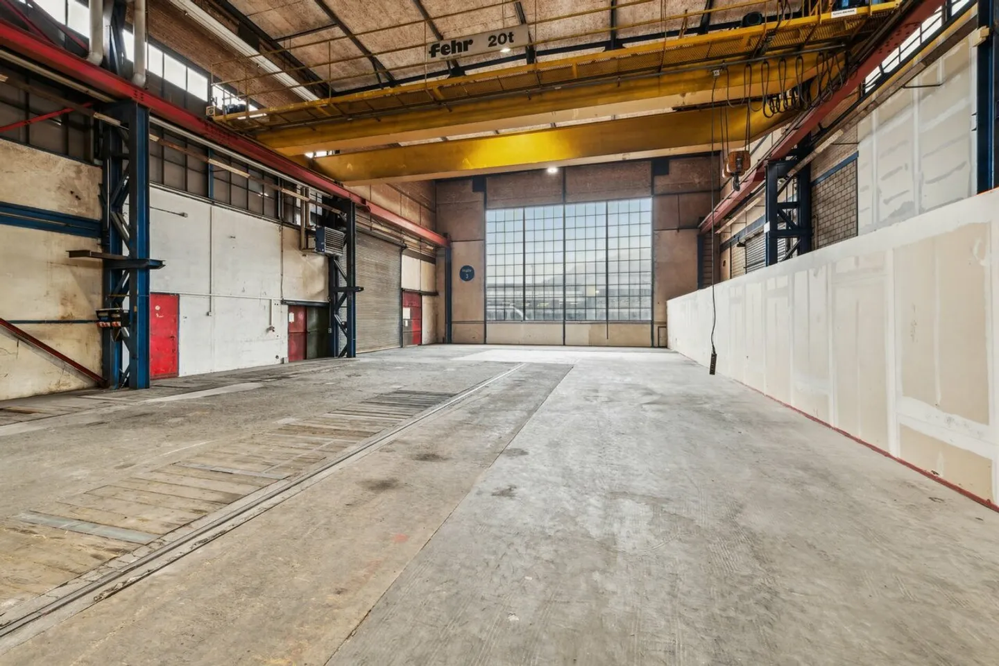 Spacious industrial hall with versatile usage options - Photo 2 of 9