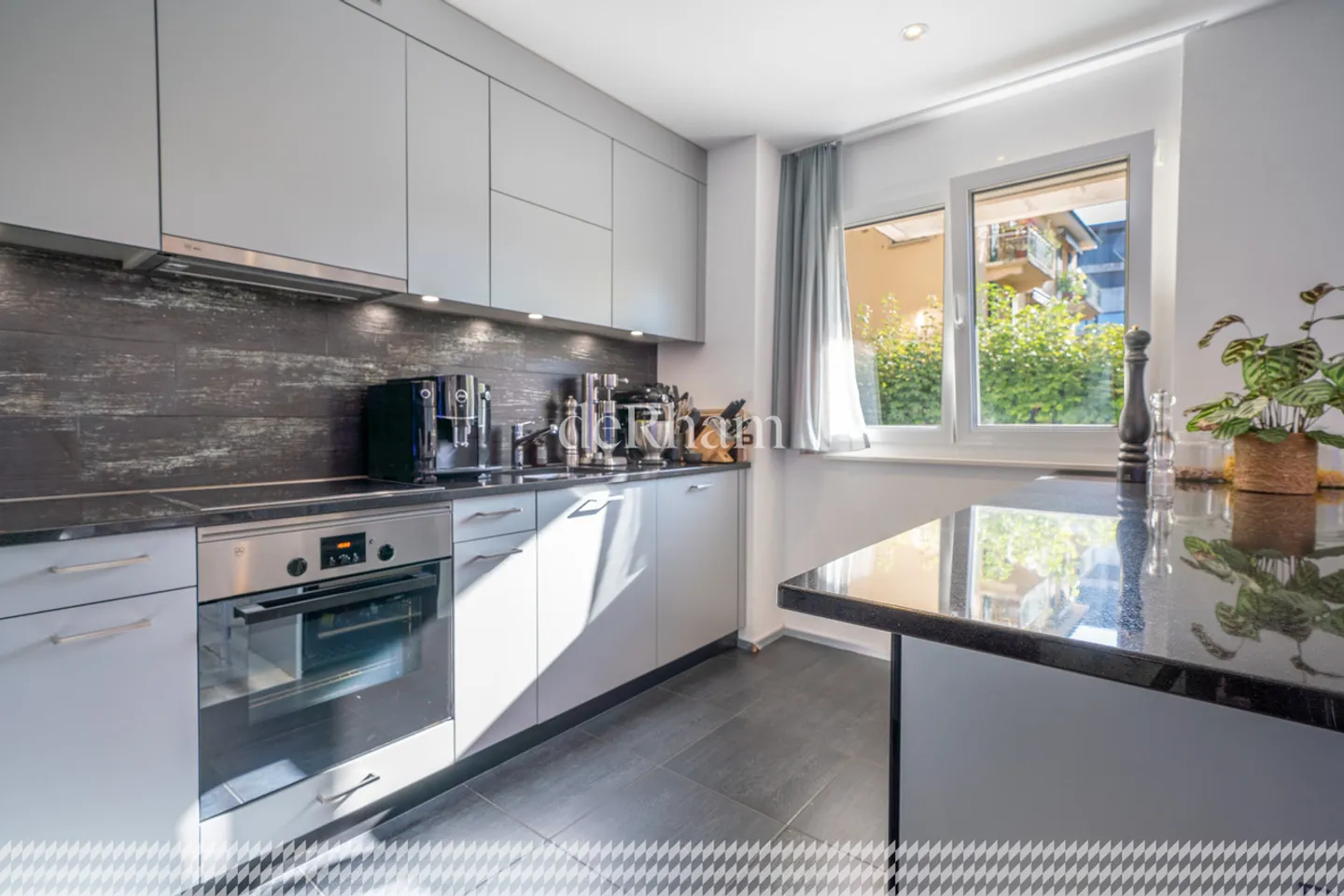 Contemporary Apartment in City Center - Photo 4 of 7