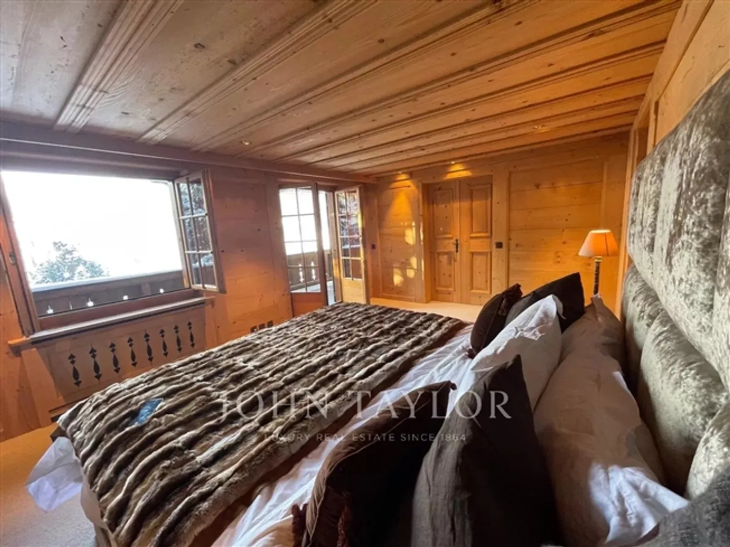 Sunny Apartment in the City Center of Gstaad - Photo 9 of 11