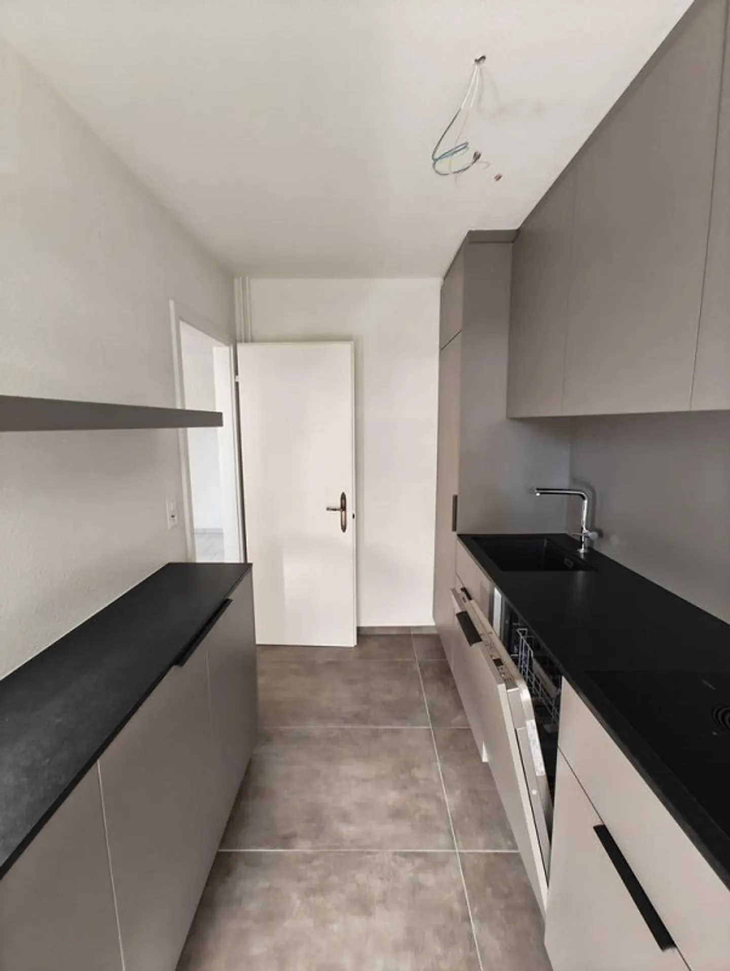Appartamento 4,5 locali con nuova cucina moderna a Oberwil - Foto 3 di 12