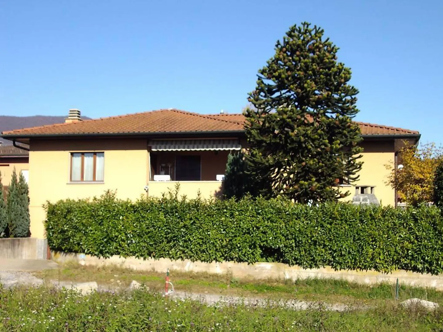 STABIO - CASA UNIFAMILIARE CON GIARDINO E SOLUZIONE ABITATIVA DOPPIA - Foto 1 di 6