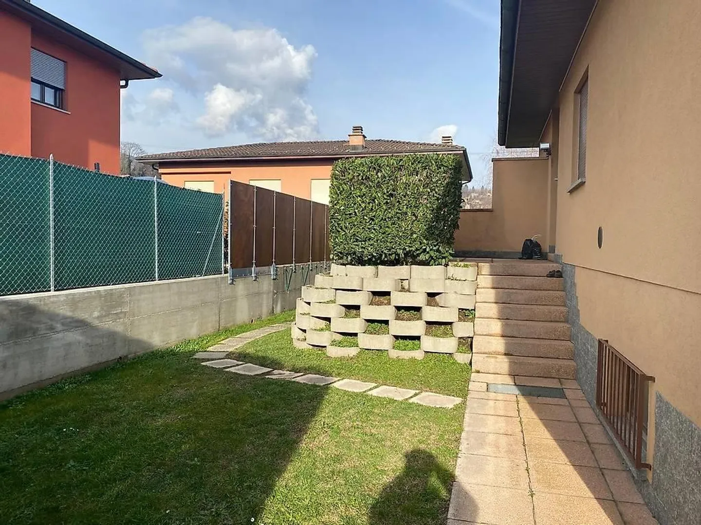 STABIO - CASA UNIFAMILIARE CON GIARDINO E SOLUZIONE ABITATIVA DOPPIA - Foto 5 di 6