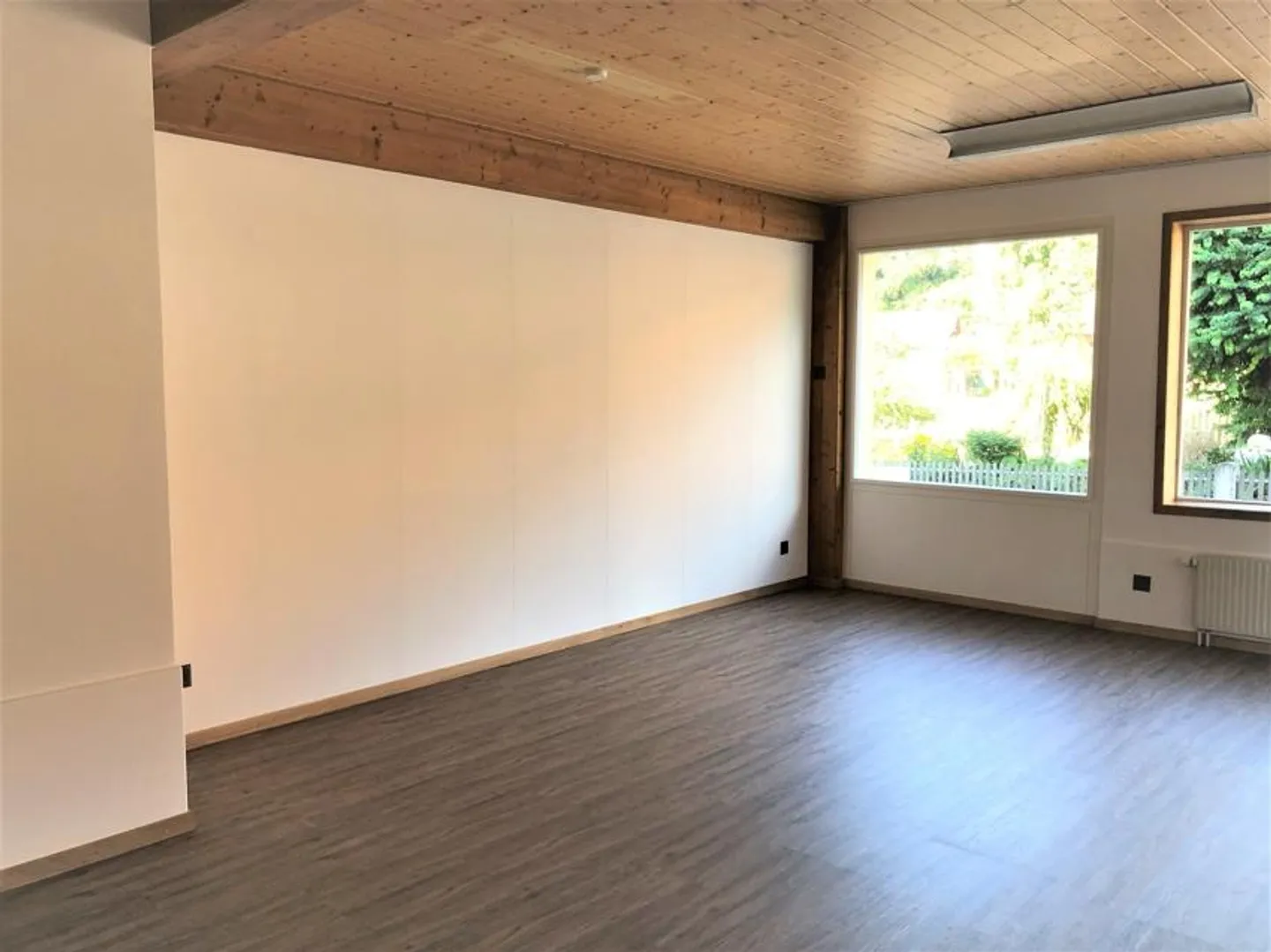 Large 2.5-room apartment in the middle of the village - Photo 3 of 8