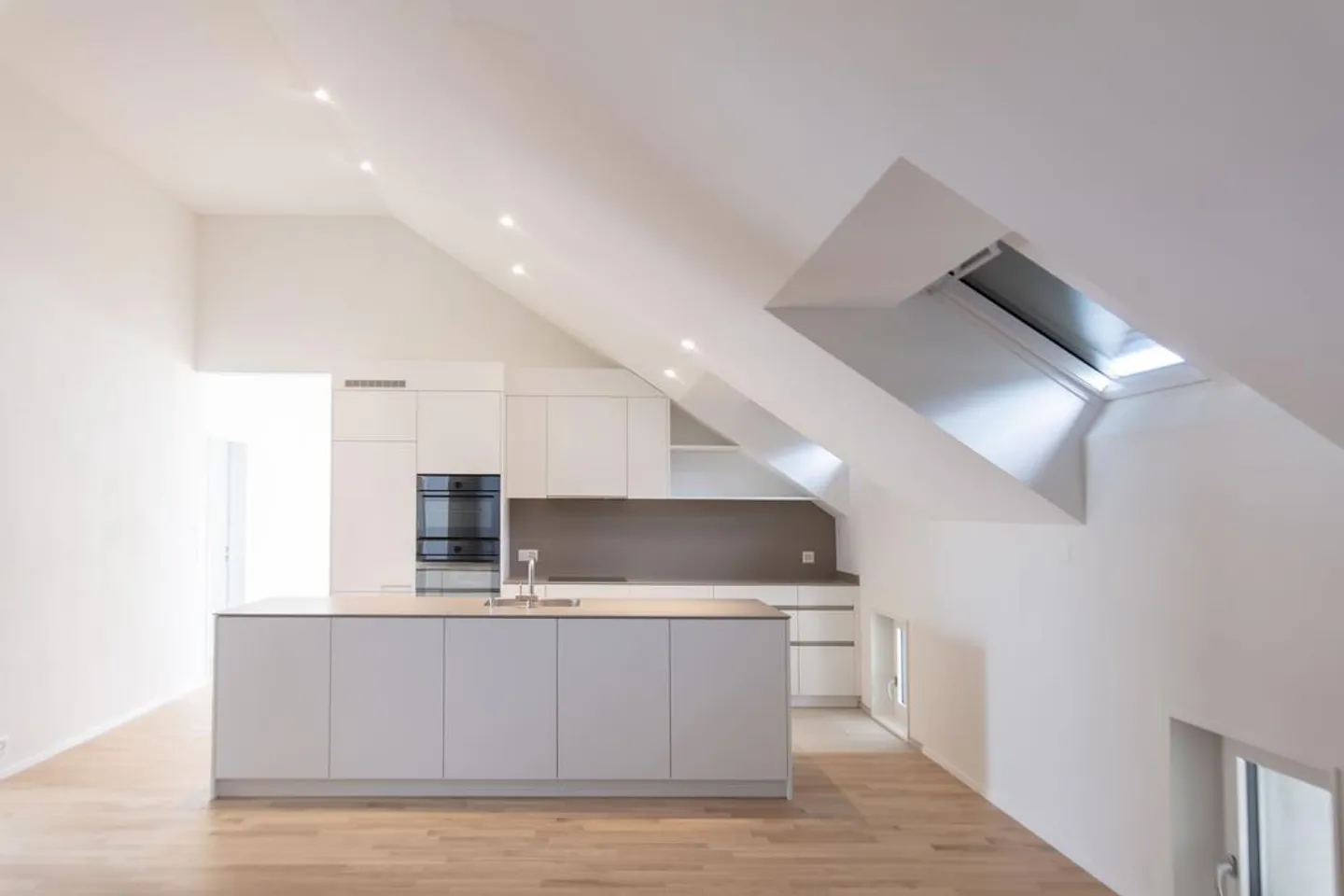 Helle 3.5 Zimmer-Dachwohnung - Ihr Wohnglück beginnt hier! - Foto 3 von 12