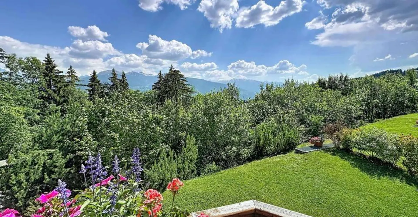 Magnificent 4.5-room apartment with garden and beautiful view - Photo 2 of 11