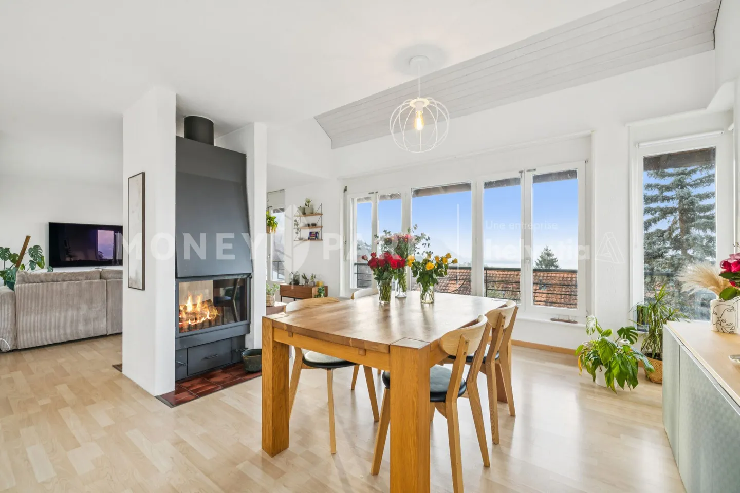 Villa familiale rénovée avec vue panoramique sur le lac et les Alpes - Photo 1 sur 15