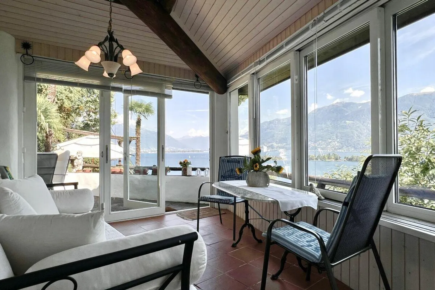 Cottage with magnificent lake view, private beach and many "steps to happiness" - Photo 18 of 30