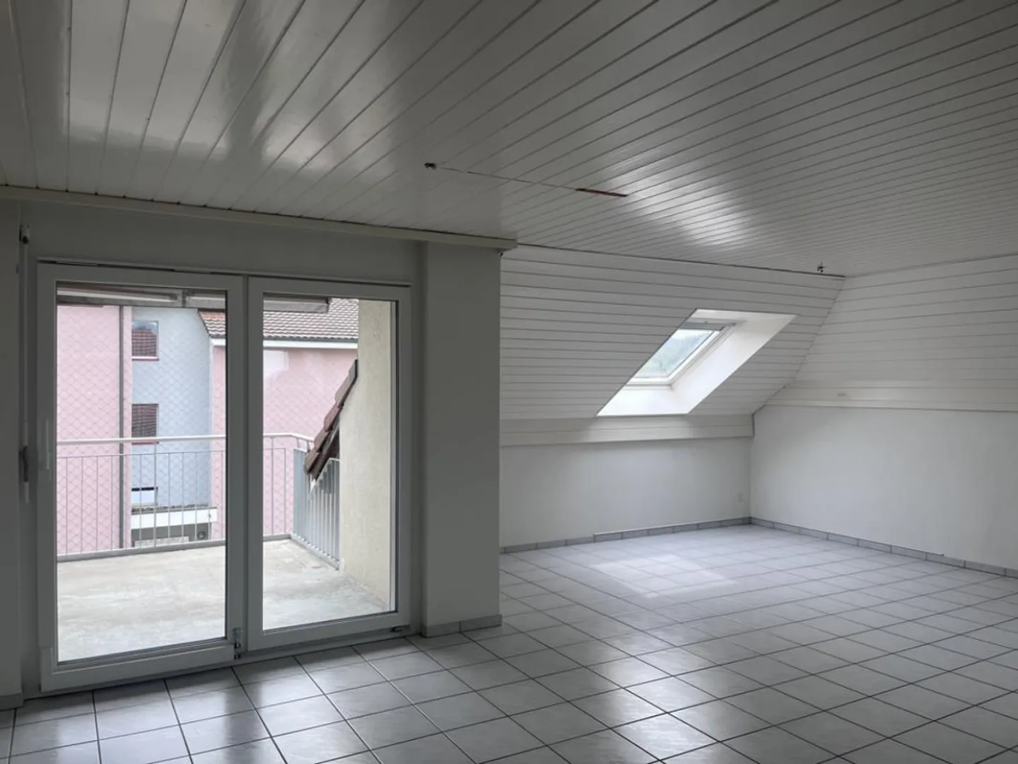 Appartamento affascinante in posizione centrale con balcone soleggiato - Foto 4 di 11