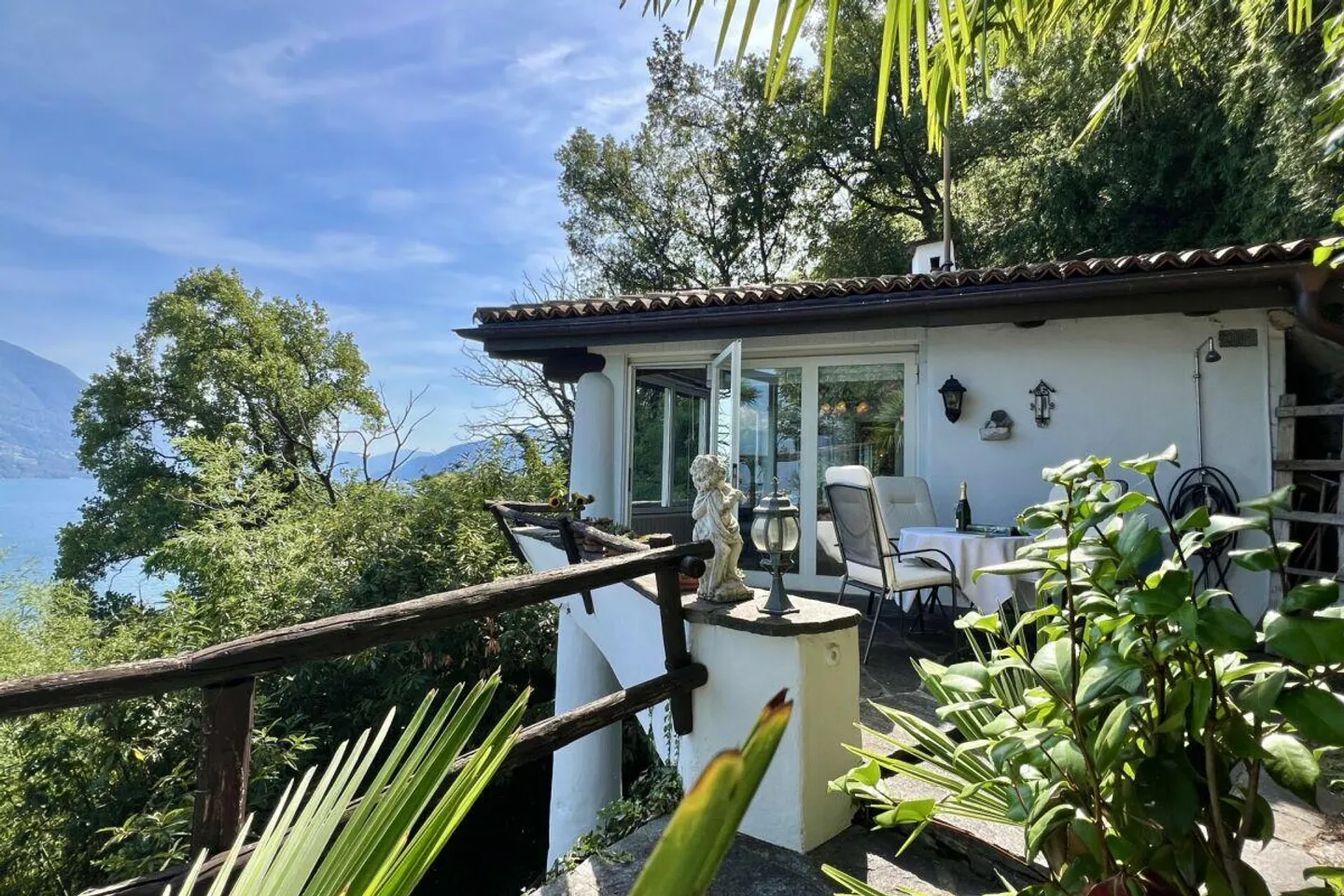 Cottage with magnificent lake view, private beach and many "steps to happiness" - Photo 23 of 30