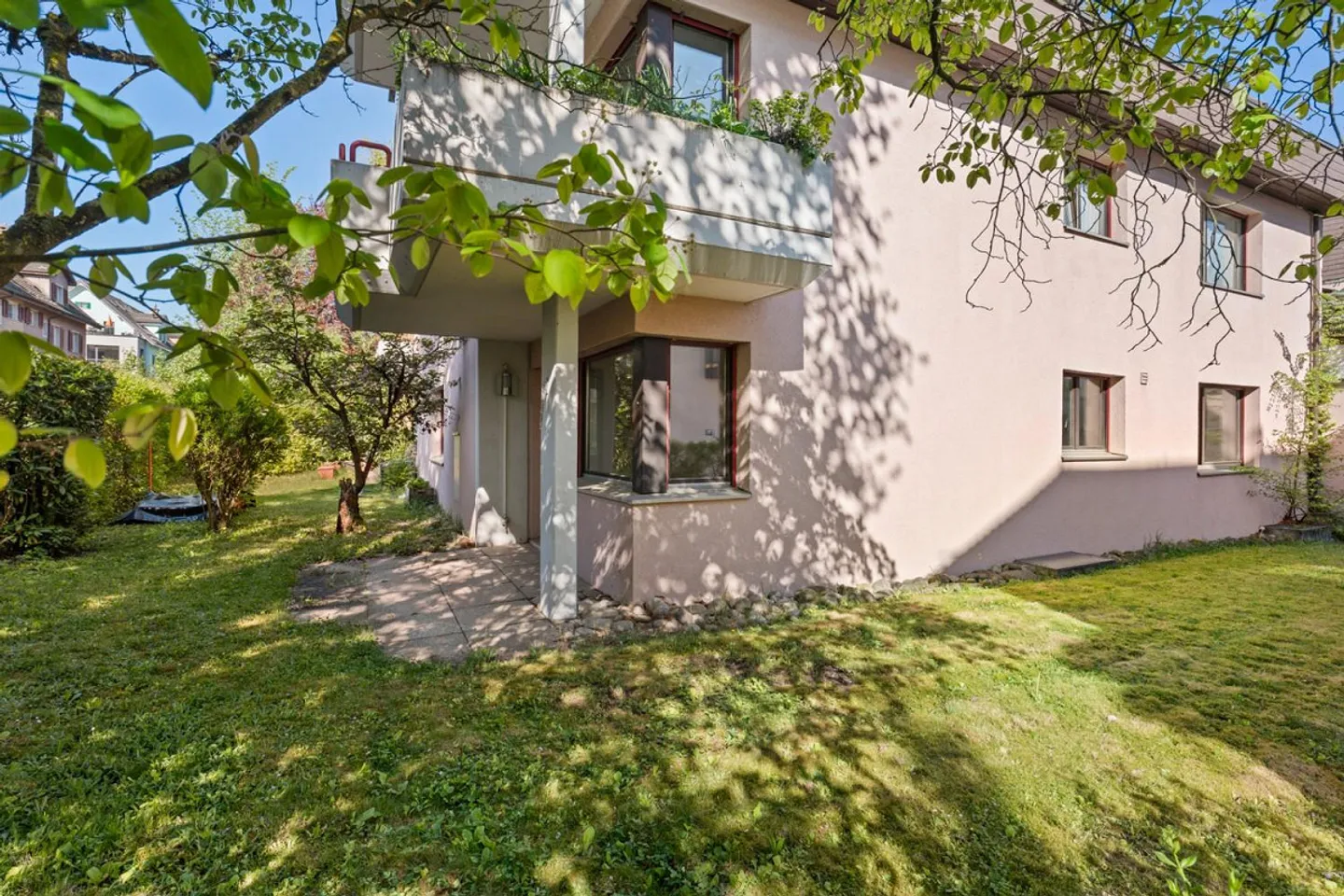 Appartamento al piano terra di 2,5 stanze con giardino e garage a Zurigo-Oerlikon - Foto 1 di 11