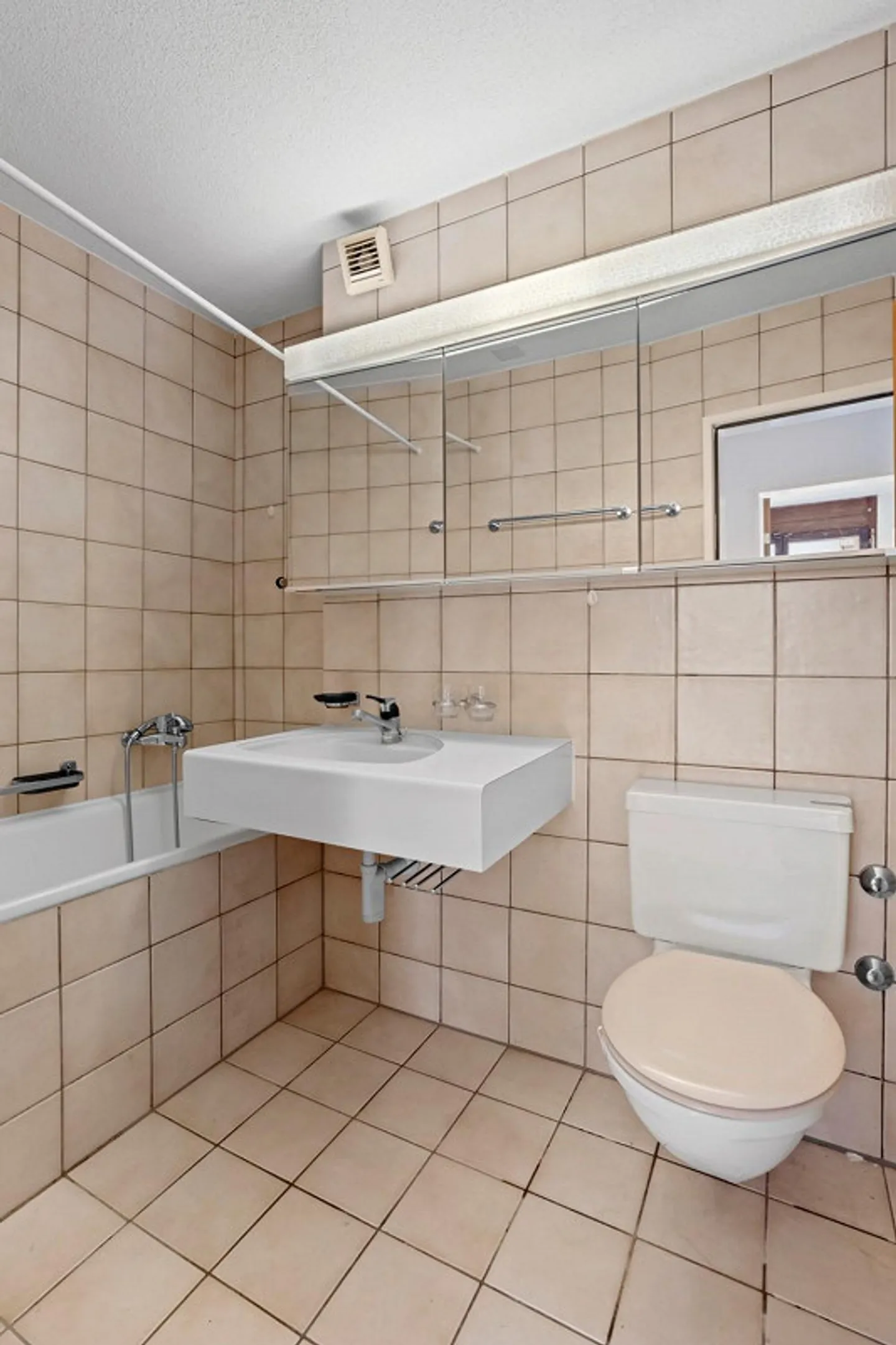 Appartamento al piano terra di 2,5 stanze con giardino e garage a Zurigo-Oerlikon - Foto 2 di 11