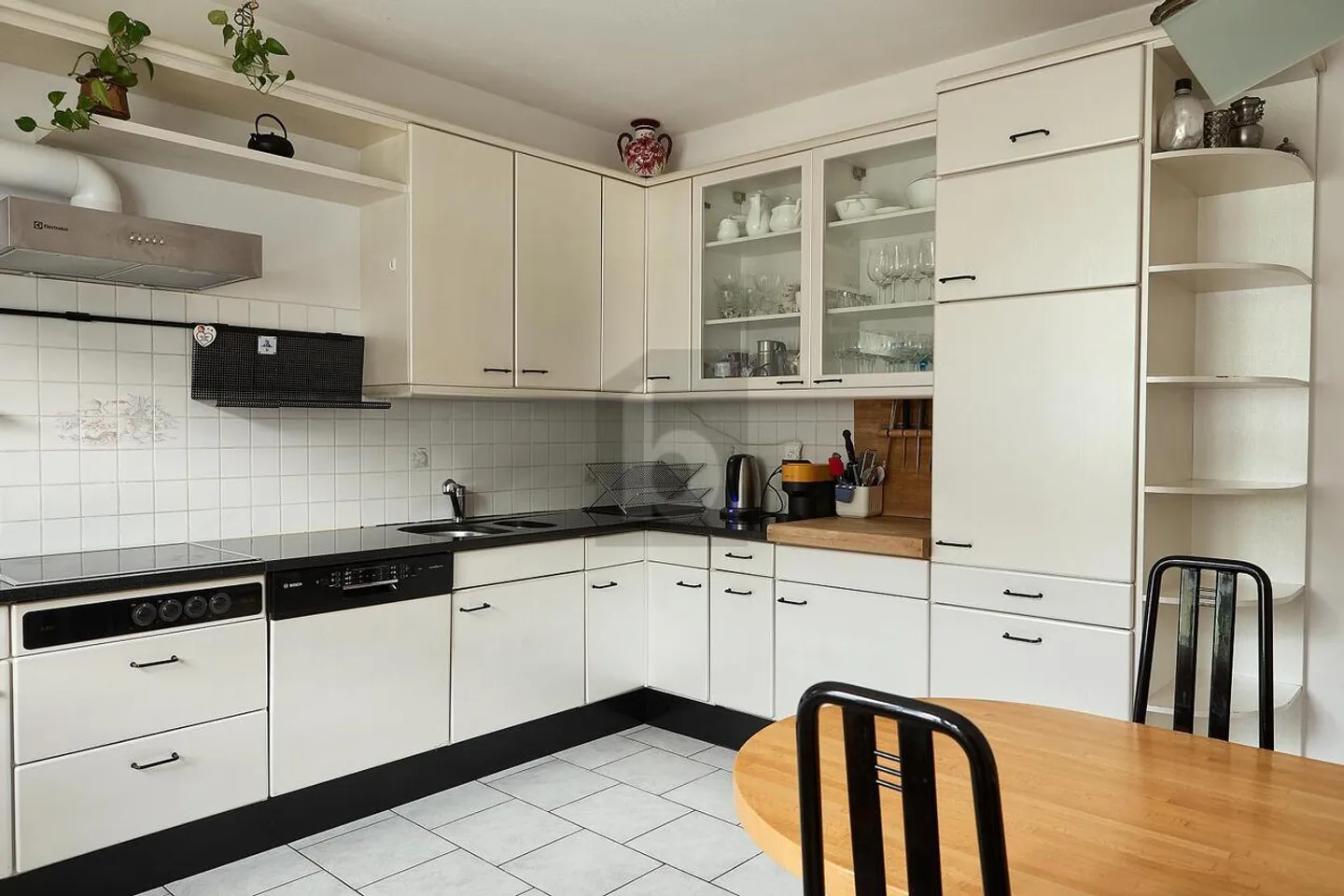 SPACIOUS AND BRIGHT IN A CENTRAL LOCATION - Photo 1 of 6