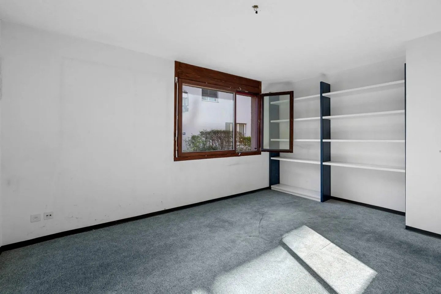 Appartamento al piano terra di 2,5 stanze con giardino e garage a Zurigo-Oerlikon - Foto 3 di 11