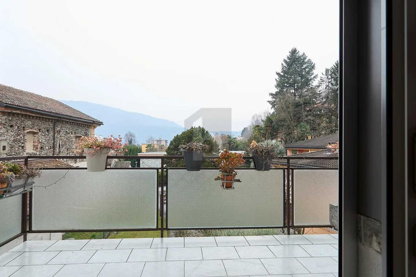 SPACIOUS AND BRIGHT IN A CENTRAL LOCATION - Photo 2 of 6