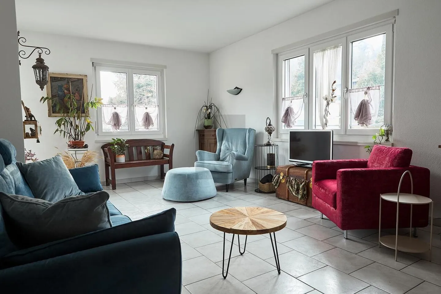 SPACIOUS AND BRIGHT IN A CENTRAL LOCATION - Photo 3 of 6