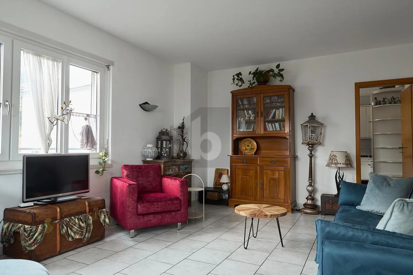 SPACIOUS AND BRIGHT IN A CENTRAL LOCATION - Photo 4 of 6