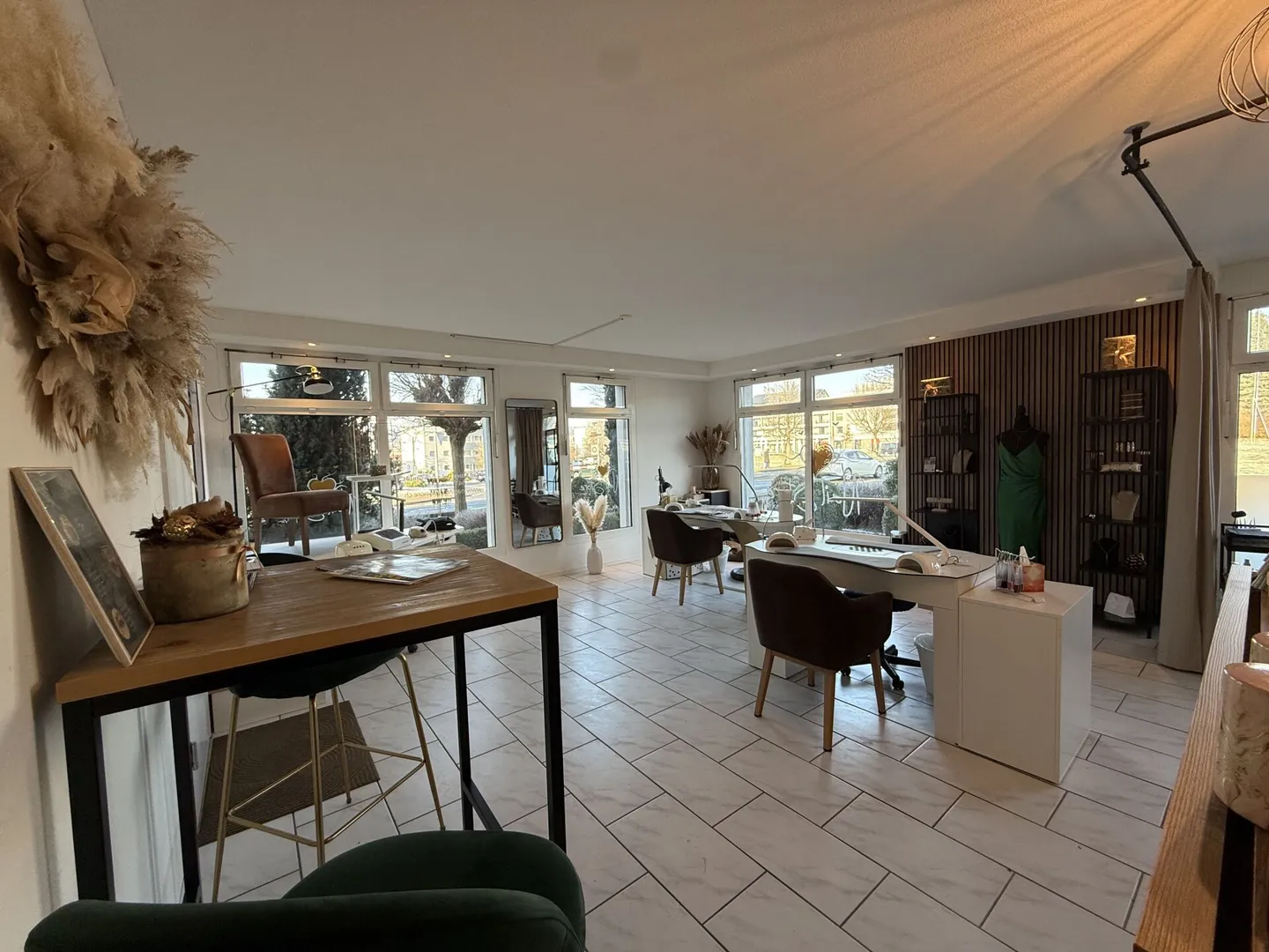 Espace commercial pour studio de beauté, cabinet, massage/thérapie, atelier ou bureau - Photo 2 sur 8