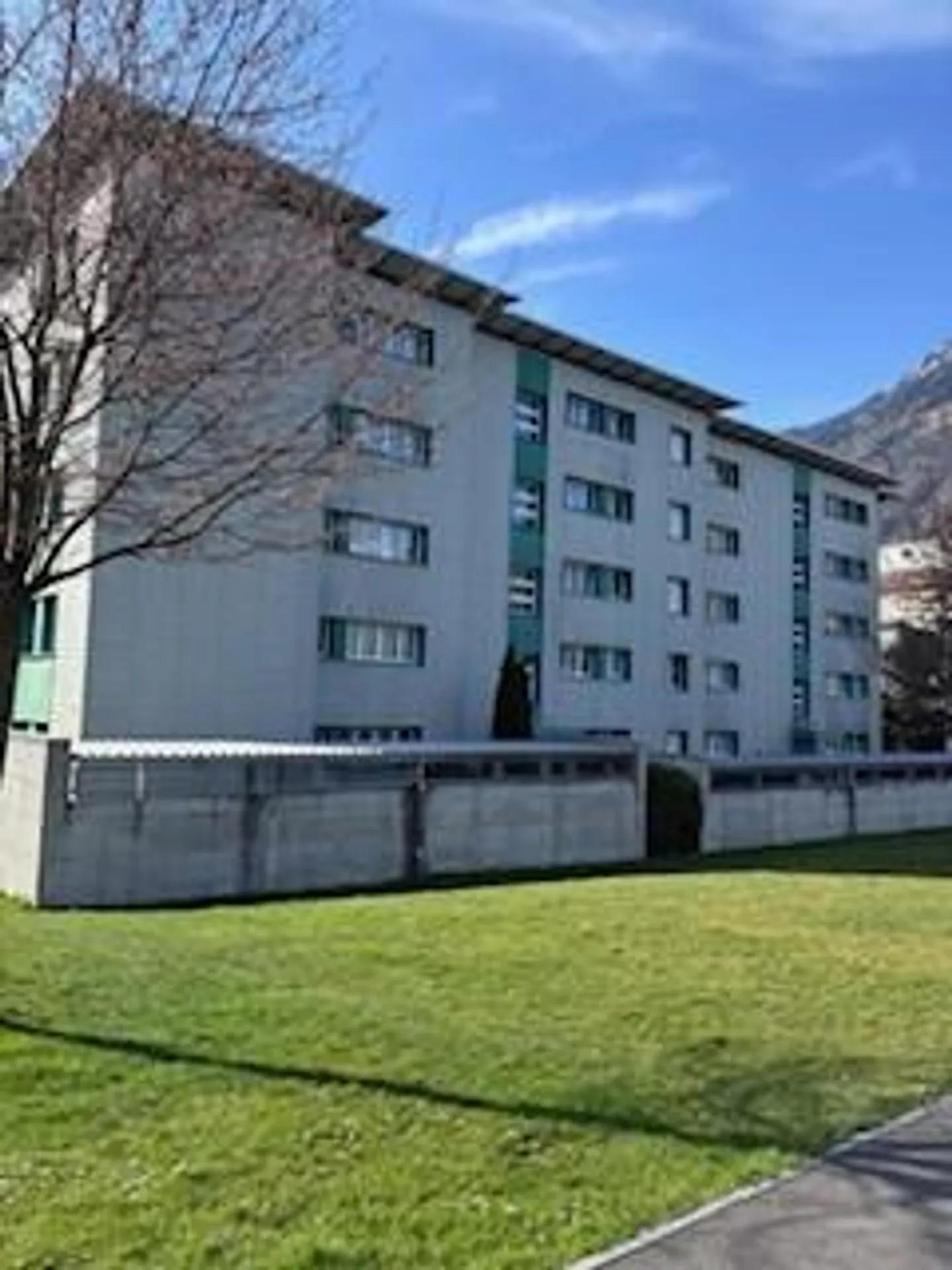 Spacious 2-Room Apartment - Photo 2 of 4