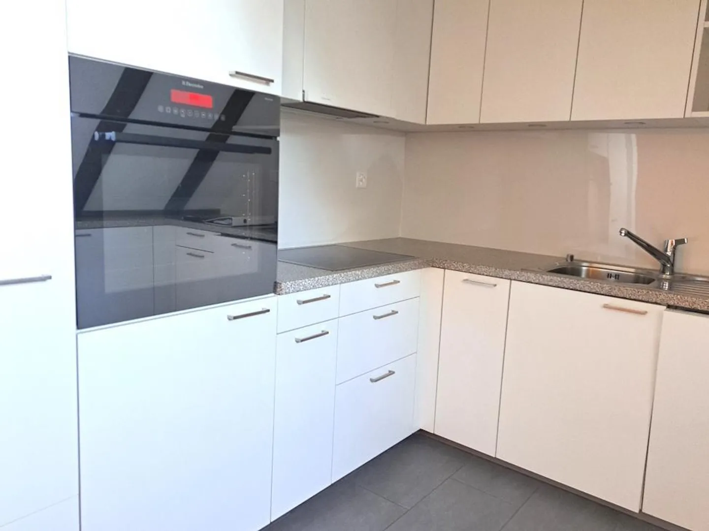 2.5 Zi.-Wohnung im obersten Geschoss mit Ausblick übers Limmat - Foto 7 von 13