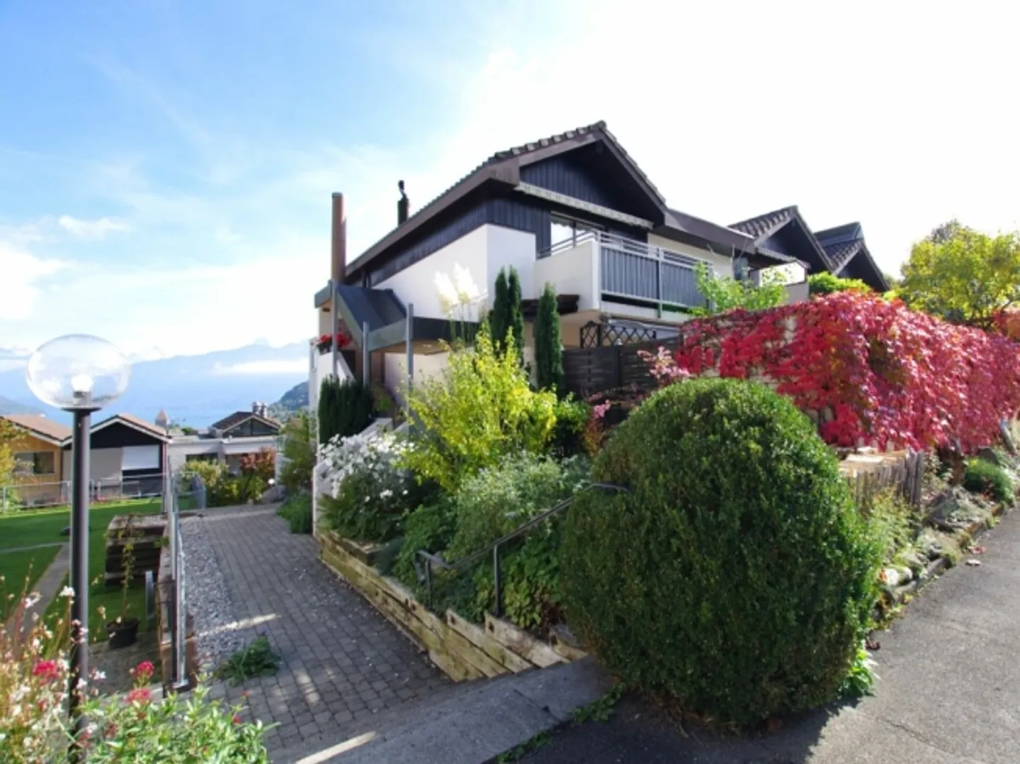 Condominio ben tenuto e parzialmente ristrutturato di 3,5 stanze con vista lago nella baia di Spiezer - Foto 1 di 12