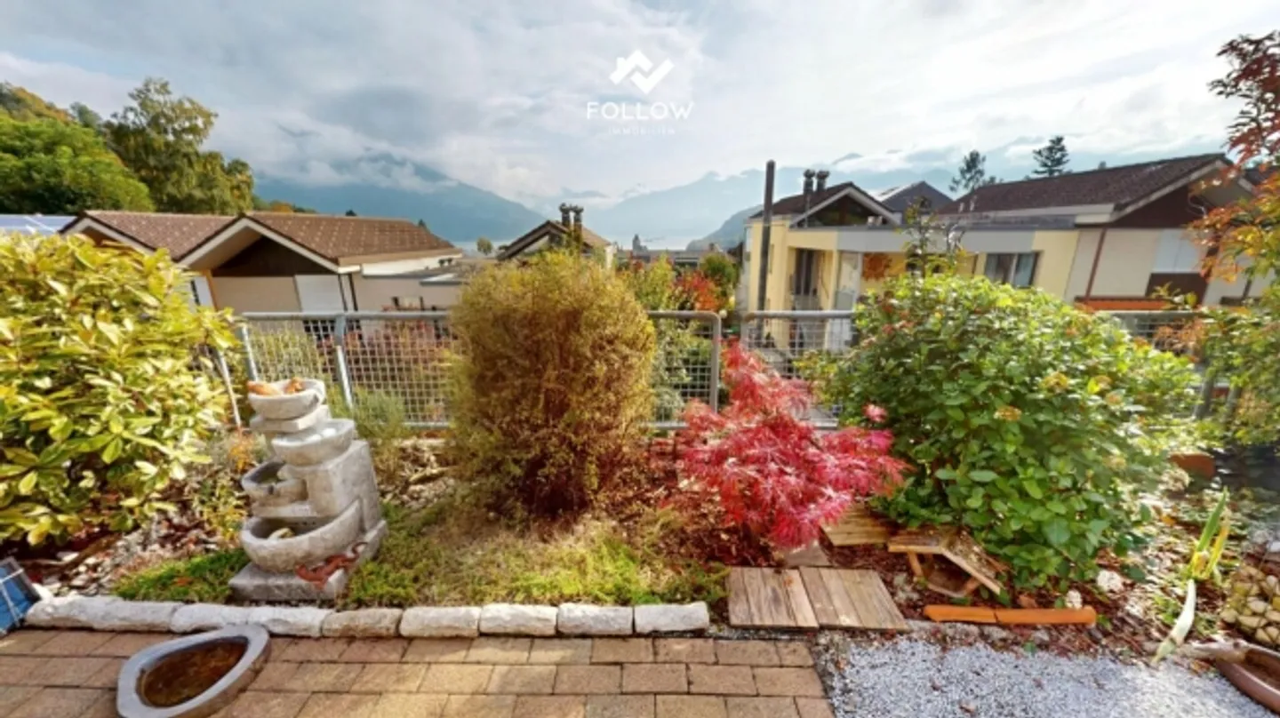 Condominio ben tenuto e parzialmente ristrutturato di 3,5 stanze con vista lago nella baia di Spiezer - Foto 2 di 12