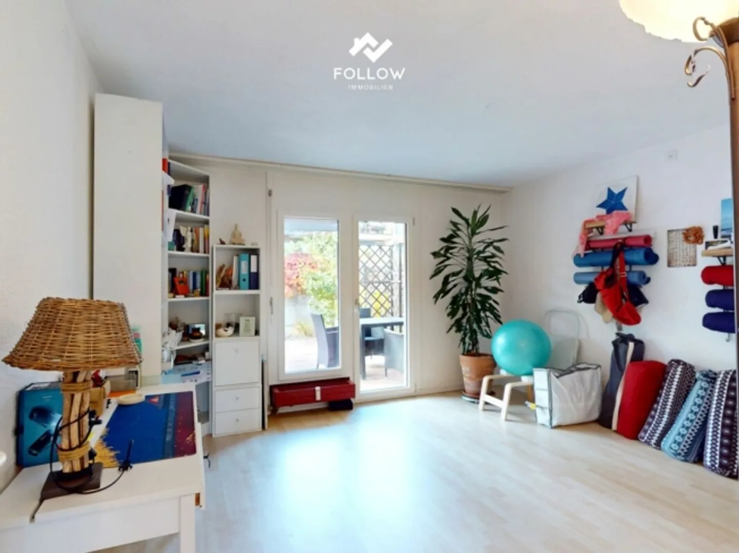 Condominio ben tenuto e parzialmente ristrutturato di 3,5 stanze con vista lago nella baia di Spiezer - Foto 8 di 12