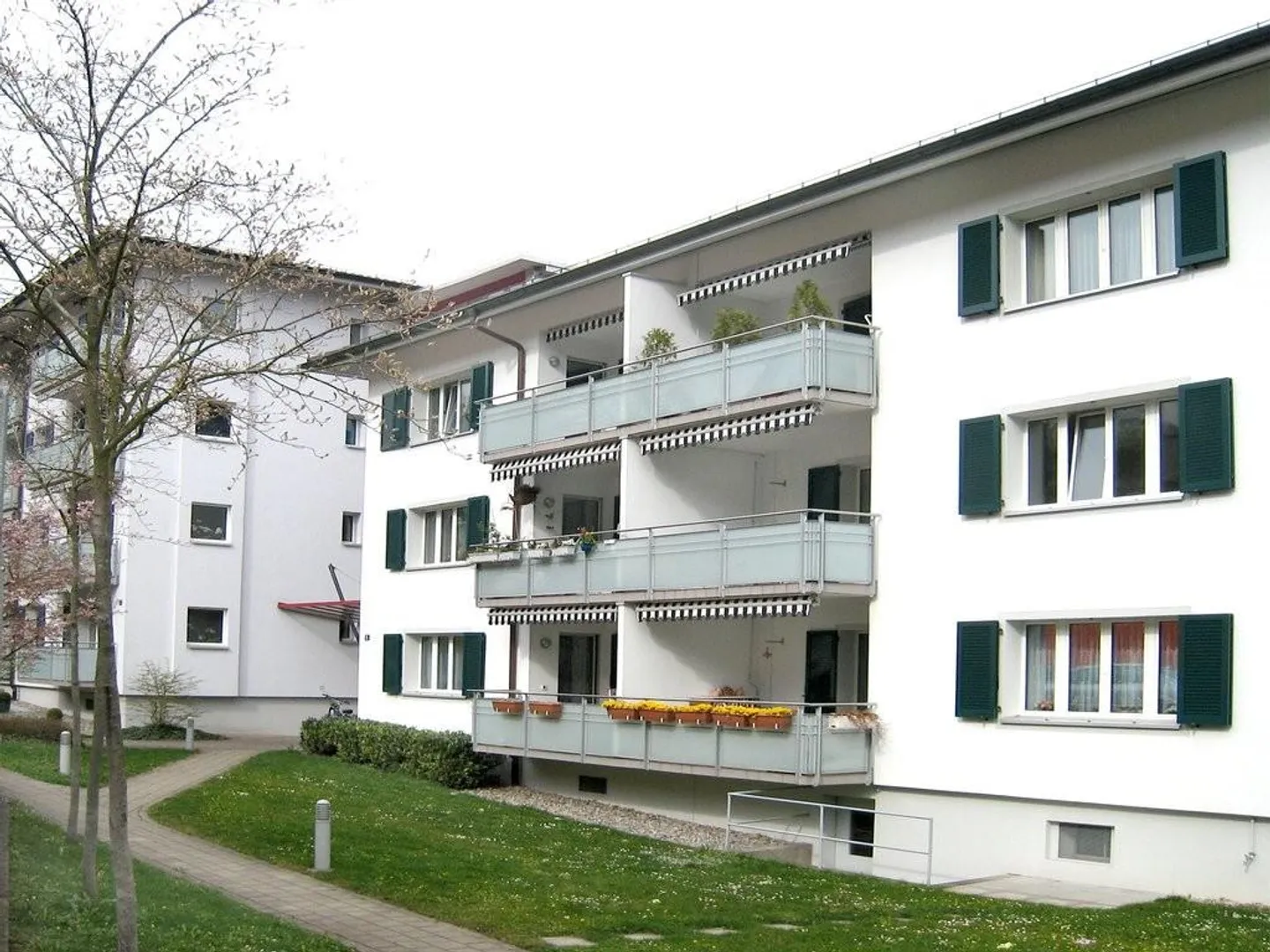 Appartement spacieux de 3,5 pièces dans une propriété bien entretenue à louer - Photo 1 sur 8