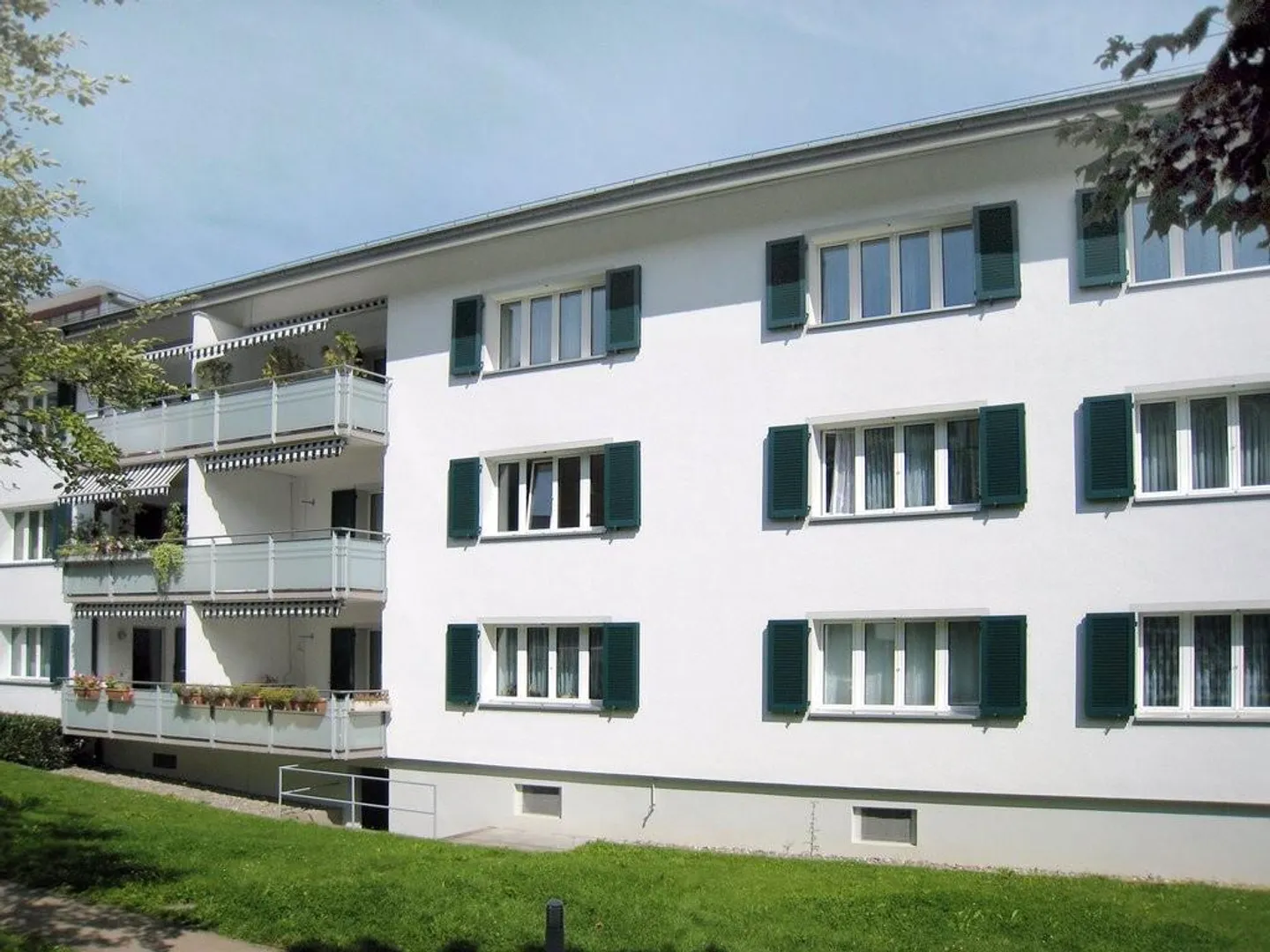 Appartement spacieux de 3,5 pièces dans une propriété bien entretenue à louer - Photo 2 sur 8